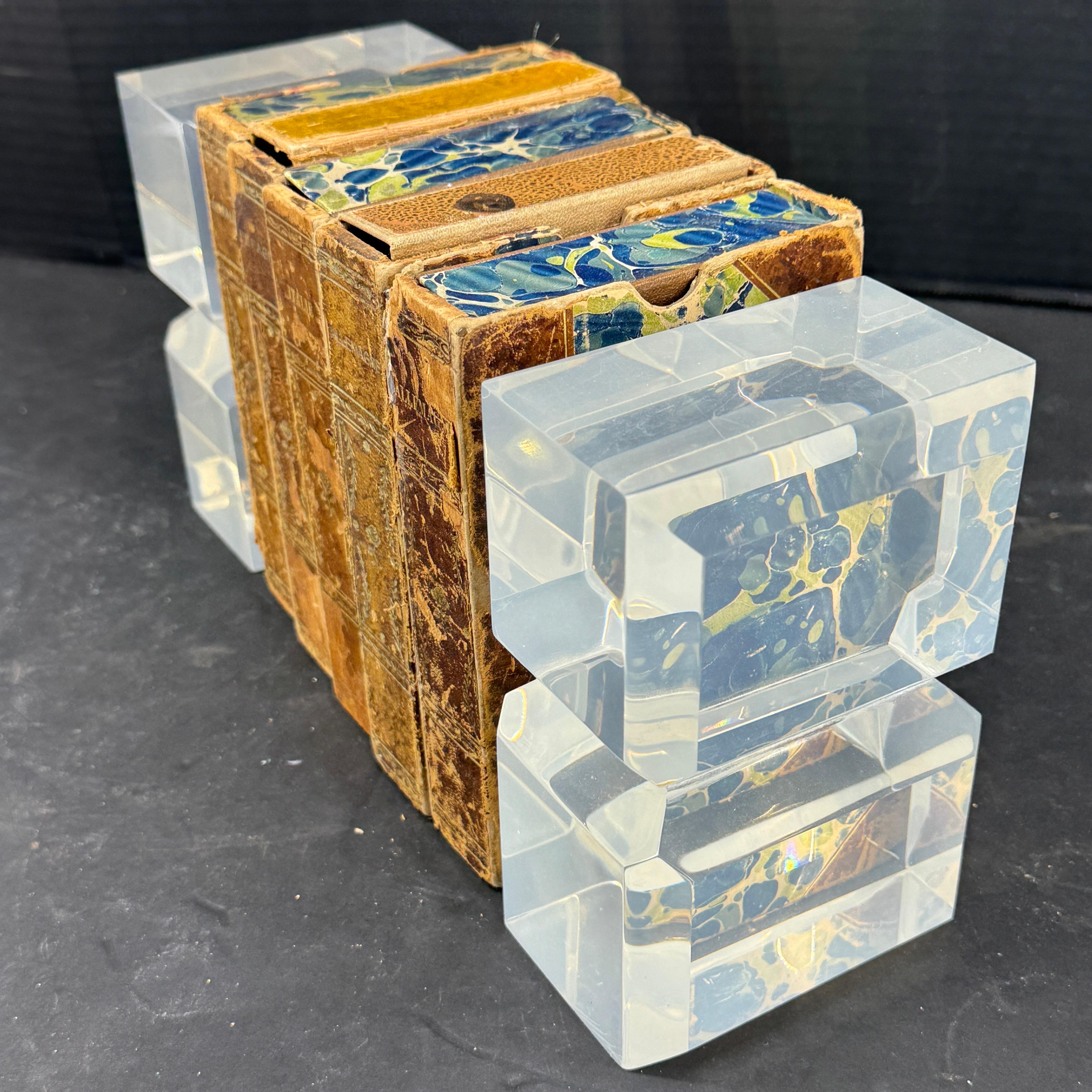 Par de sujetalibros de lucita biselada Astrolite de mediados de siglo siglo XX en venta