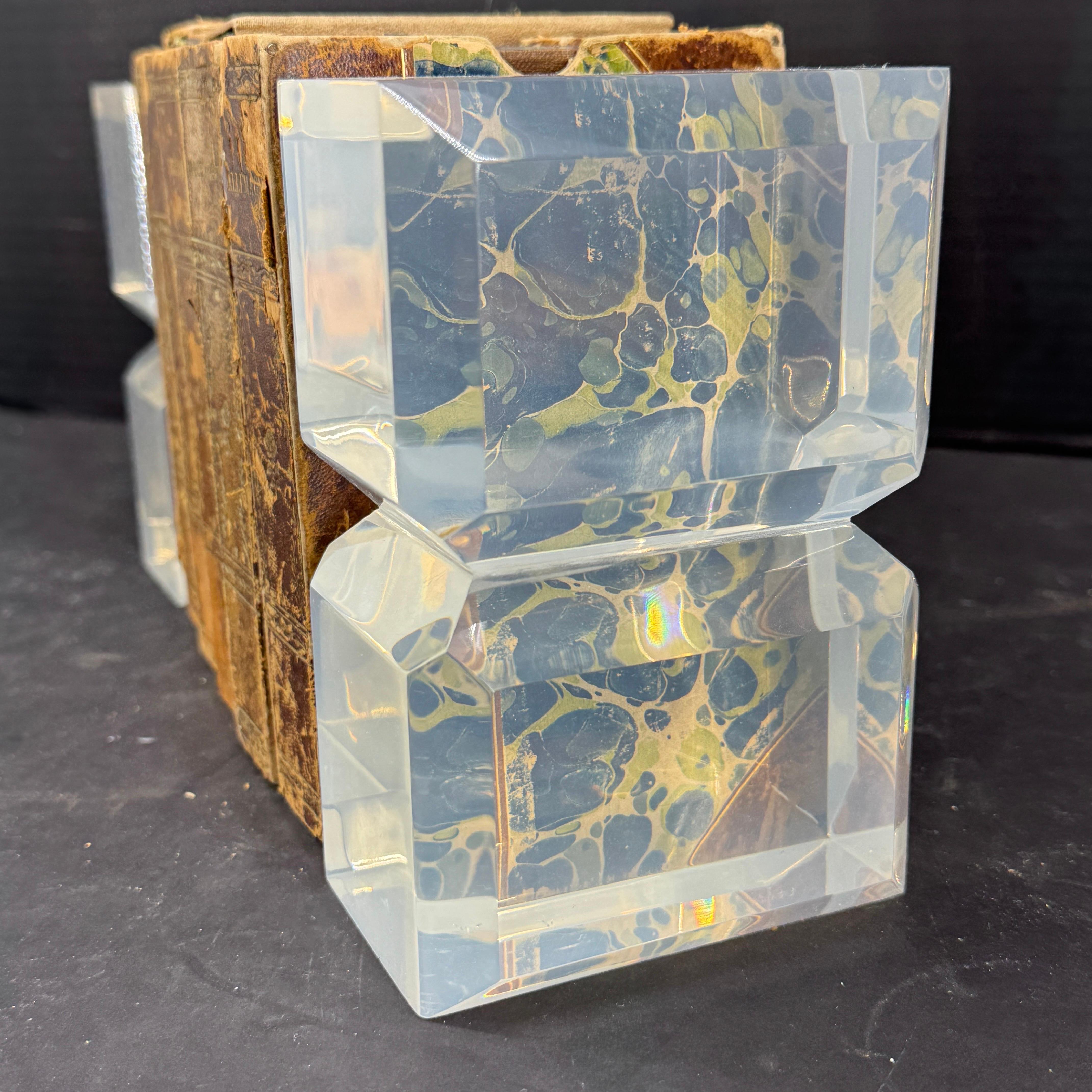 Par de sujetalibros de lucita biselada Astrolite de mediados de siglo Lucite en venta