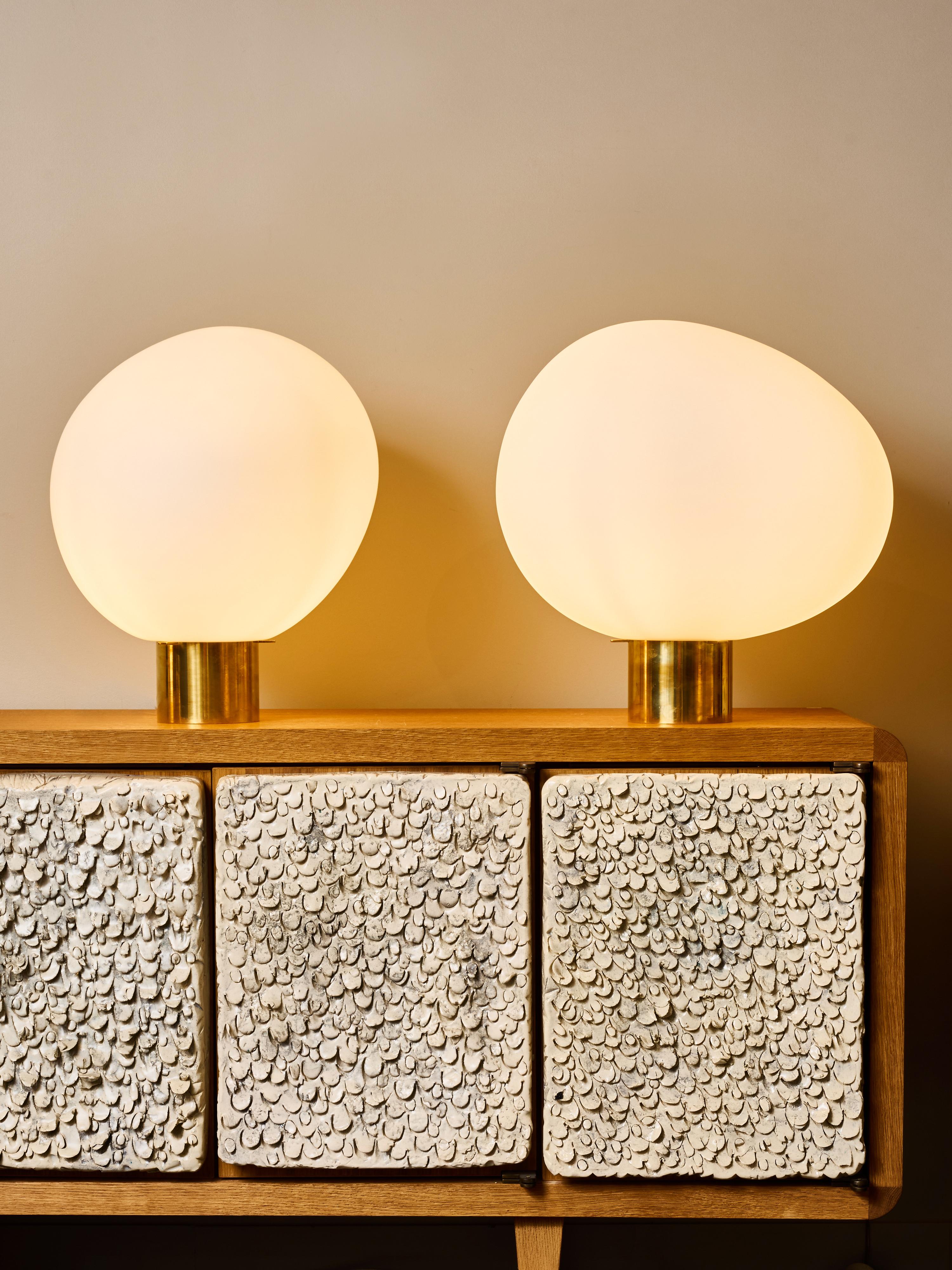 Pareja de Lámparas de Mesa Asimétricas de Cristal Opalino con Bases de Latón Pulido Moderno en venta