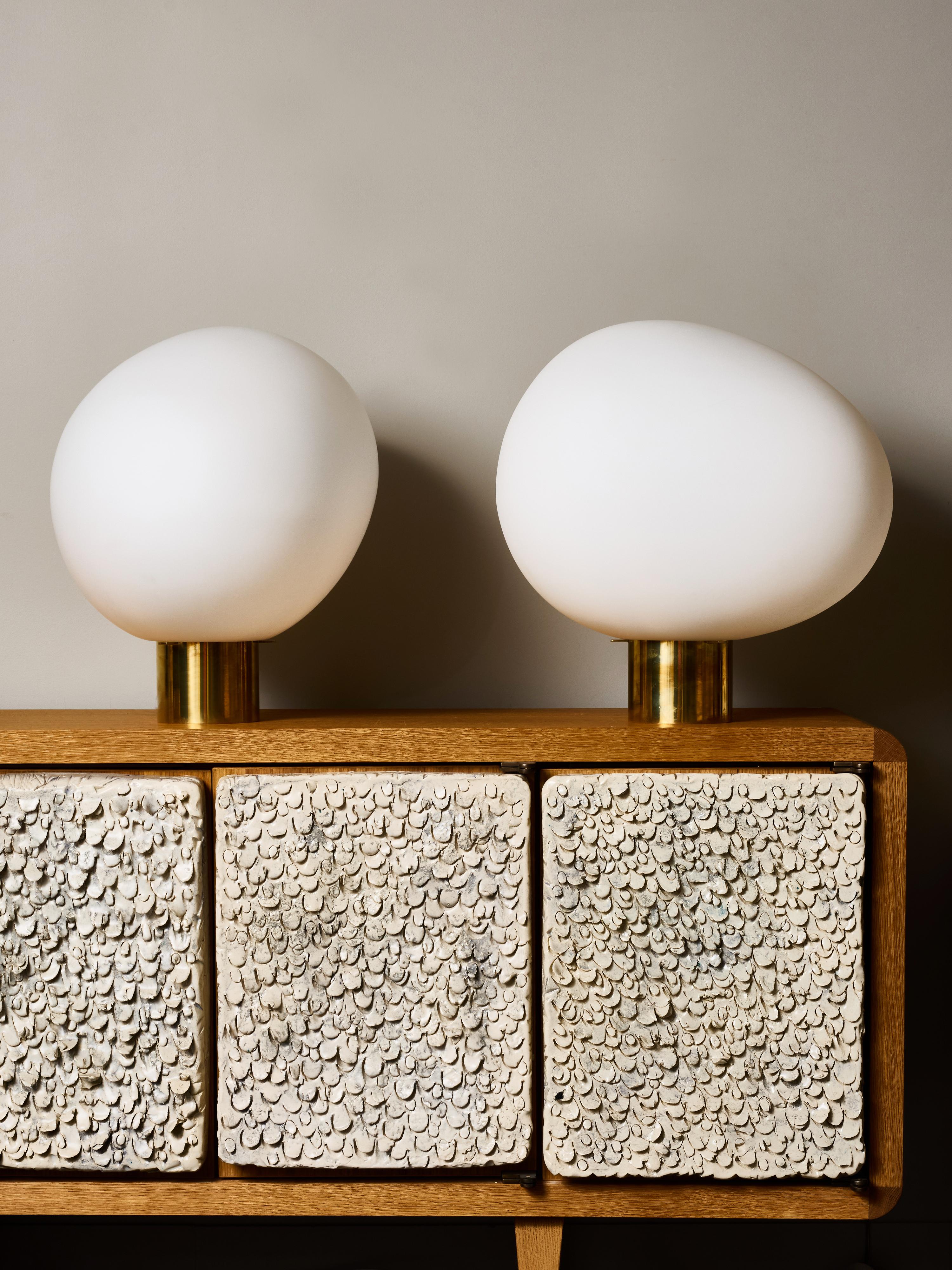 Pareja de Lámparas de Mesa Asimétricas de Cristal Opalino con Bases de Latón Pulido Italiano en venta