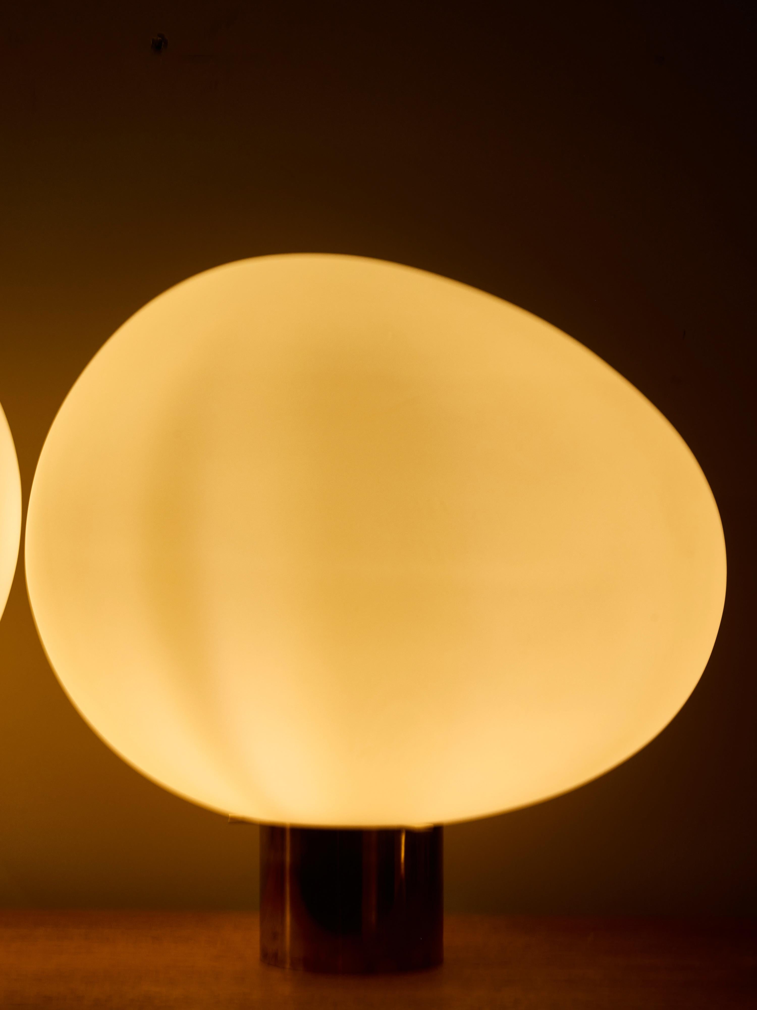 Pareja de Lámparas de Mesa Asimétricas de Cristal Opalino con Bases de Latón Pulido en Nuevo estado para la venta en Saint-Ouen, IDF