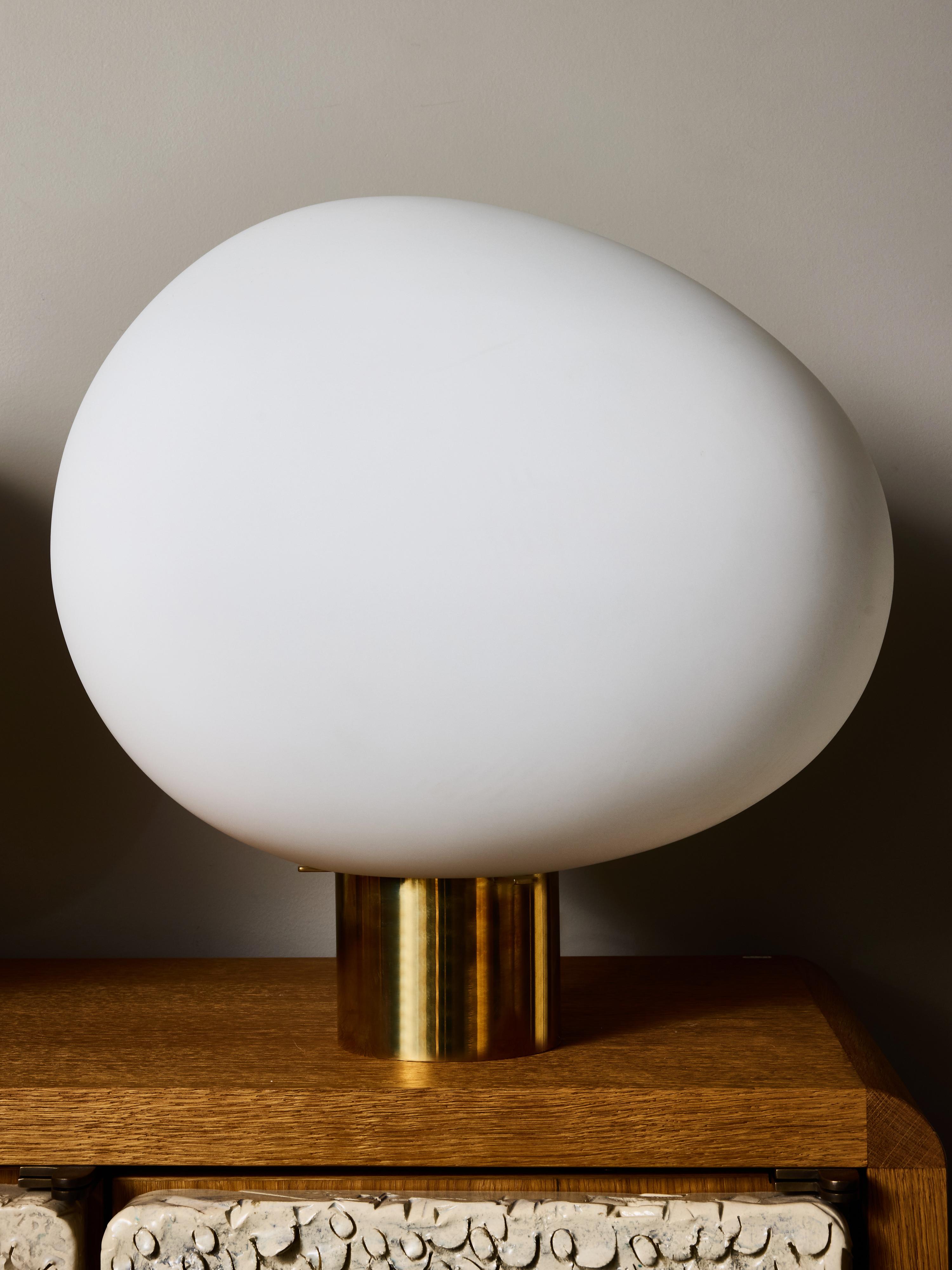 Pareja de Lámparas de Mesa Asimétricas de Cristal Opalino con Bases de Latón Pulido Siglo XXI y contemporáneo en venta