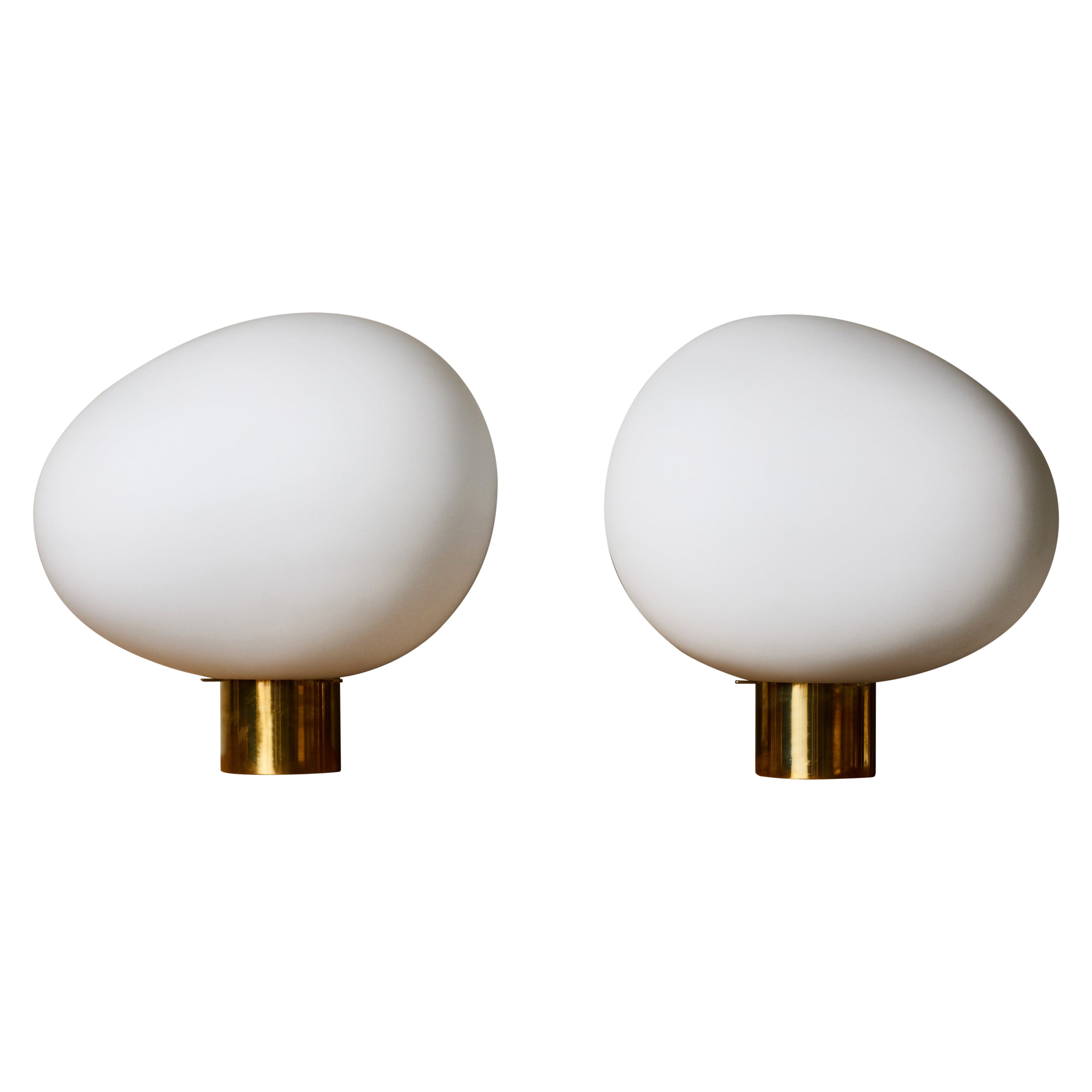 Pareja de Lámparas de Mesa Asimétricas de Cristal Opalino con Bases de Latón Pulido en venta
