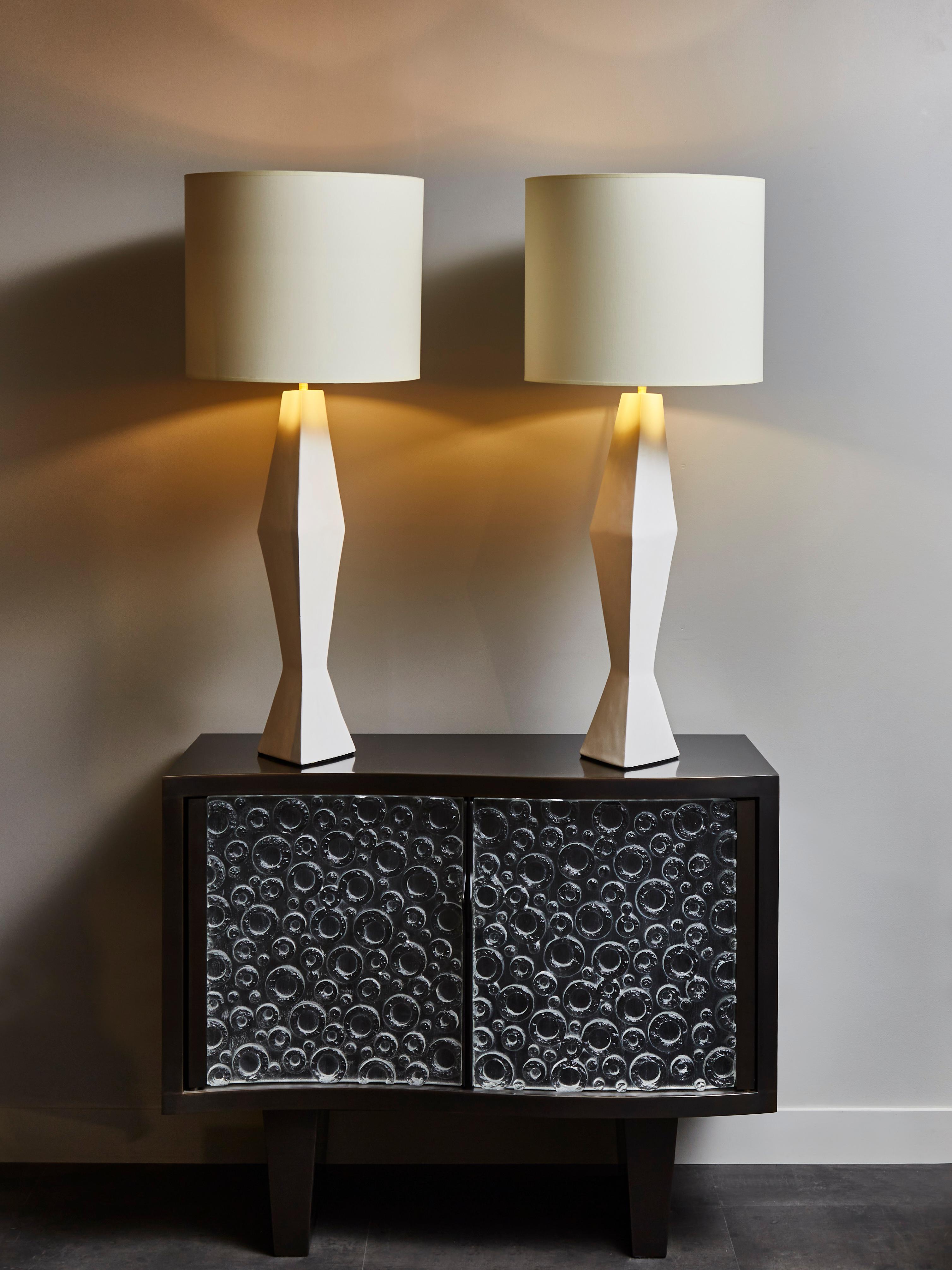 Pair of tall asymetrical table lamps made of plaster with brass settings.

Contemporary work made in France.
    