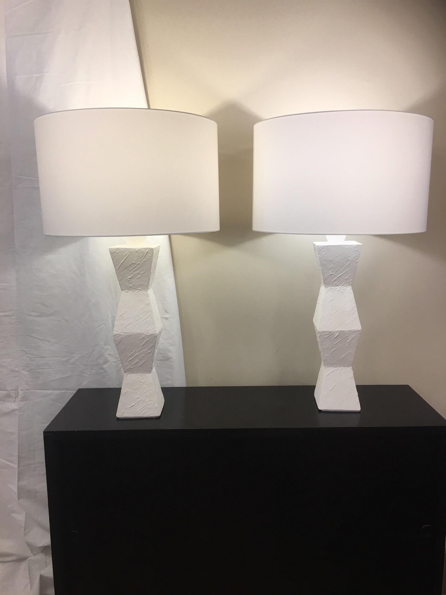 Paire de lampes en plâtre de forme asymétrique. 
Abat-jour en coton blanc. Ampoule à culot E 27.
Cette paire est fabriquée entièrement à la main.  Finition soignée.  L'abat-jour est inclus dans le prix.

  Afin de vous être agréable pour la