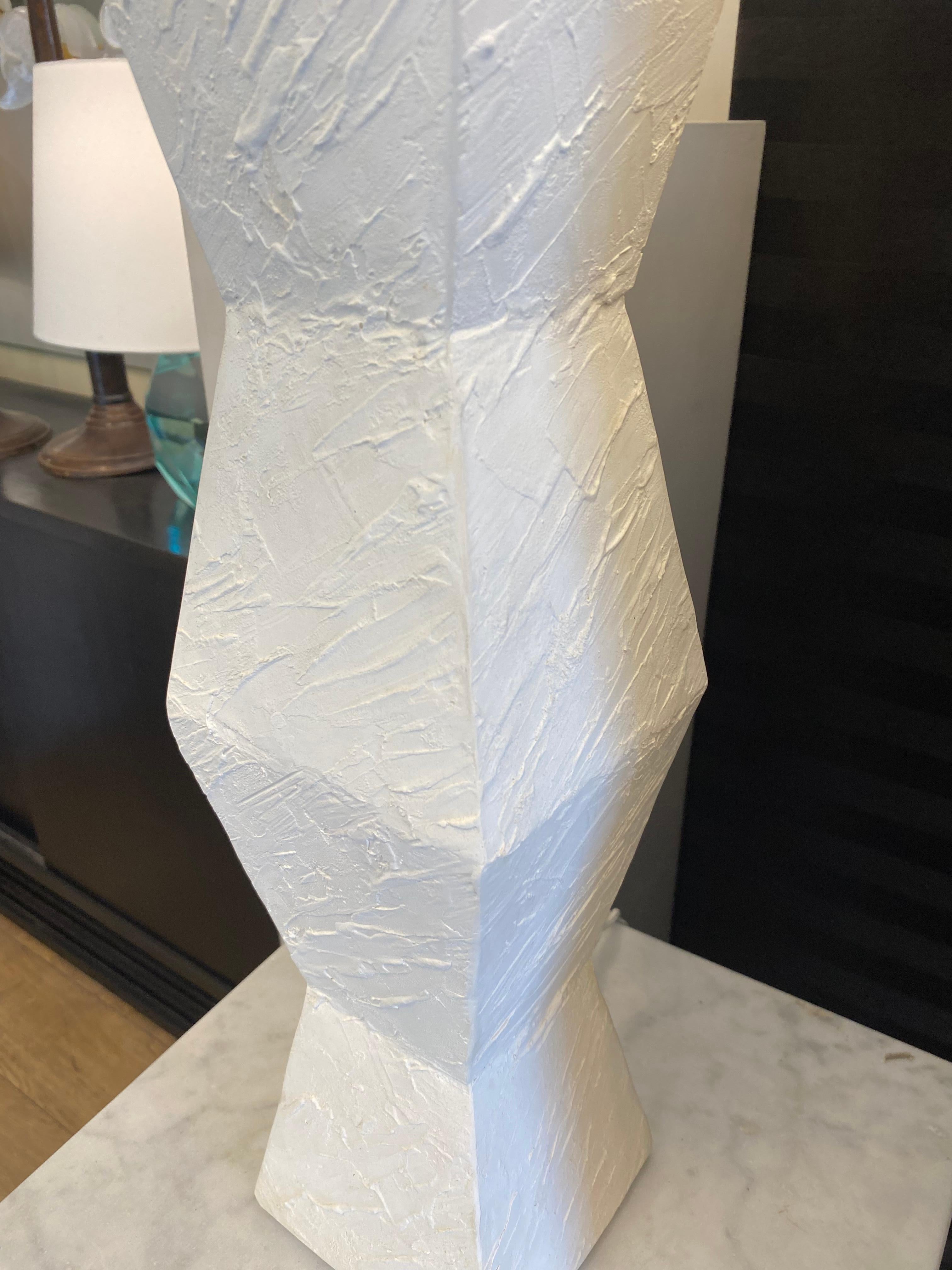 Coppia di lampade asimmetriche in gesso, Francia in vendita 12