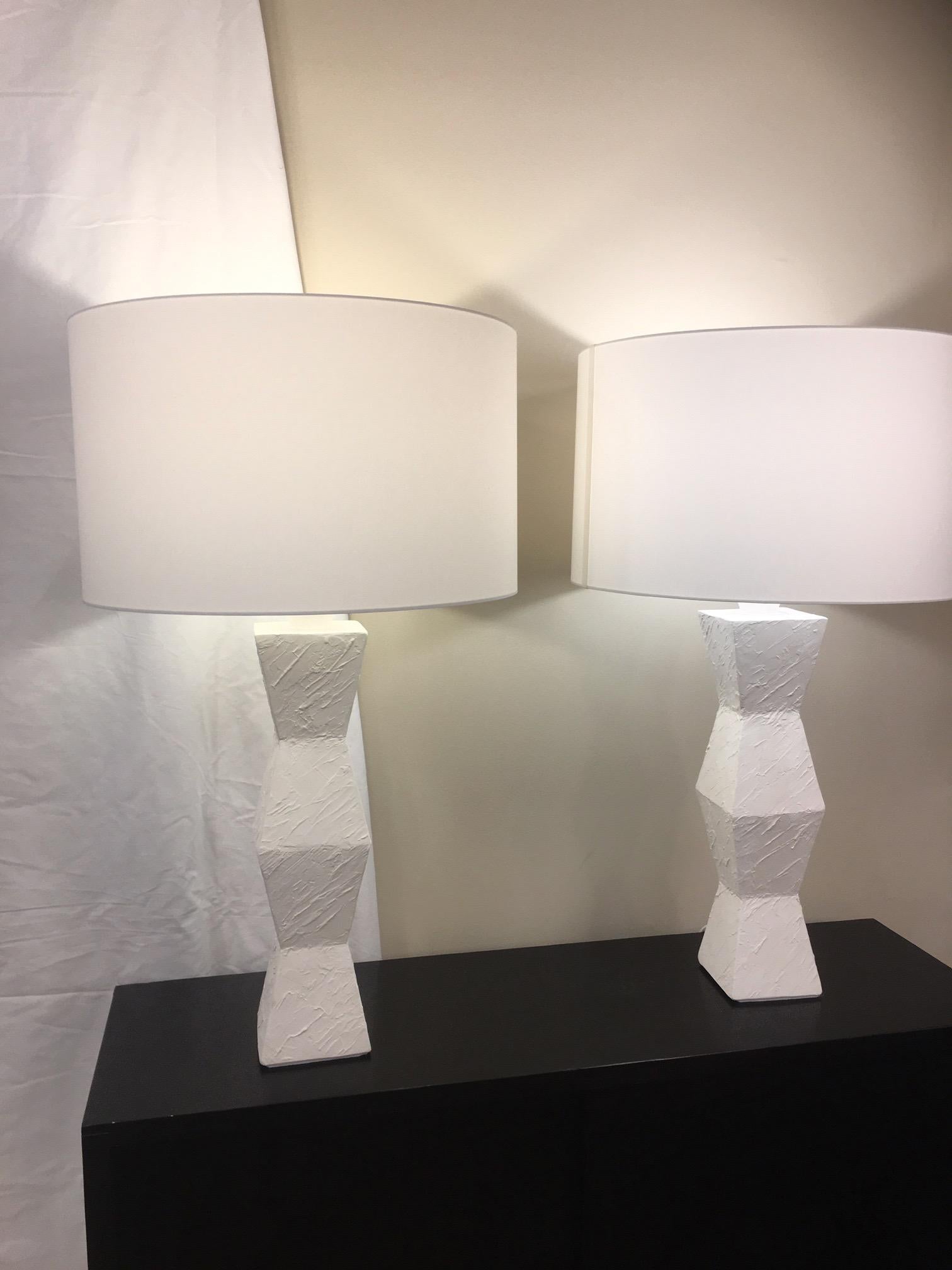 Mouvement esthétique Paire de lampes asymétriques en plâtre, France  en vente