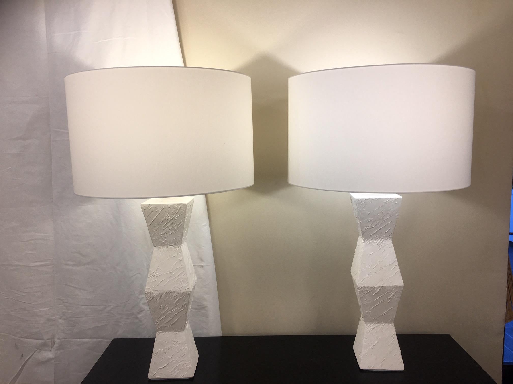 Paire de lampes asymétriques en plâtre, France  en vente 1