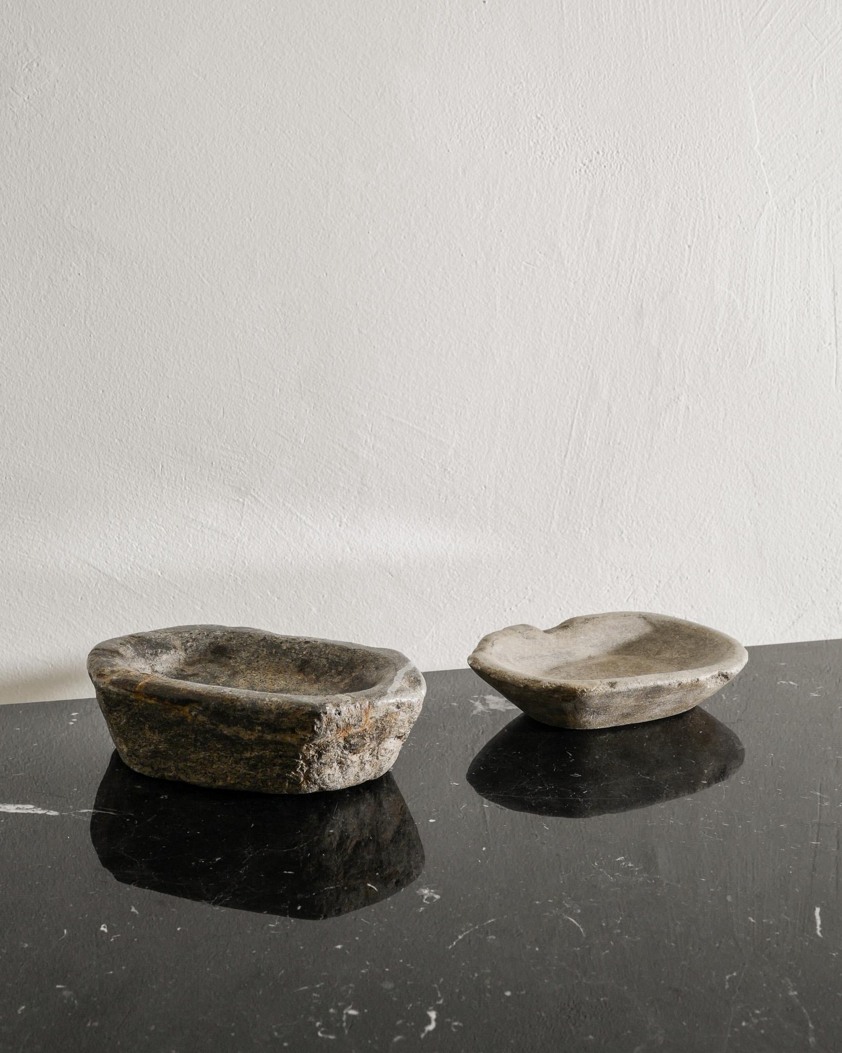 Rara coppia di antiche ciotole/vassoi in pietra svedesi, scultorei e decorativi, in granito e con patina abbinata. In buone condizioni originali. 

Dimensioni: H: 3,5-5,5 cm / 1,4