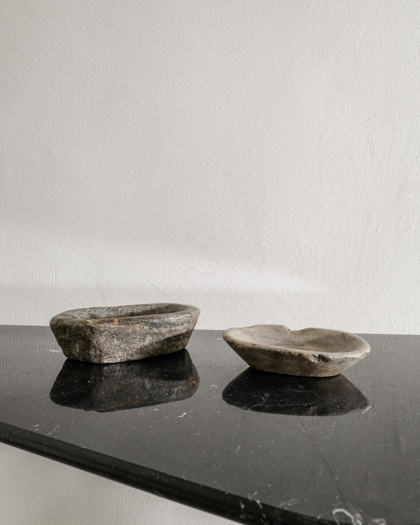 Scandinavo moderno Coppia di piatti antichi svedesi decorativi asimmetrici con ciotole in pietra, 1800 in vendita