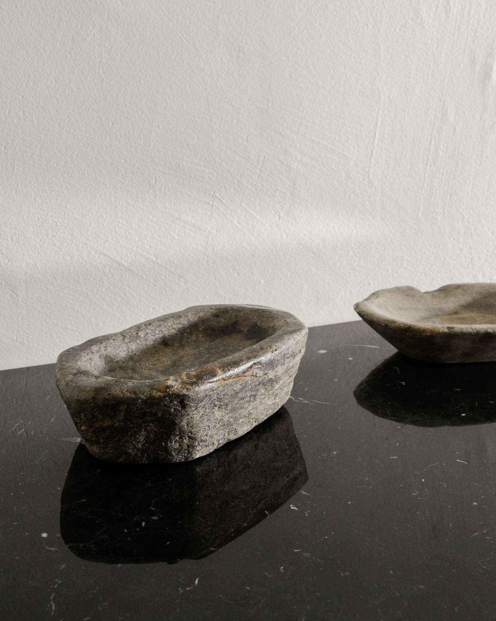 Svedese Coppia di piatti antichi svedesi decorativi asimmetrici con ciotole in pietra, 1800 in vendita