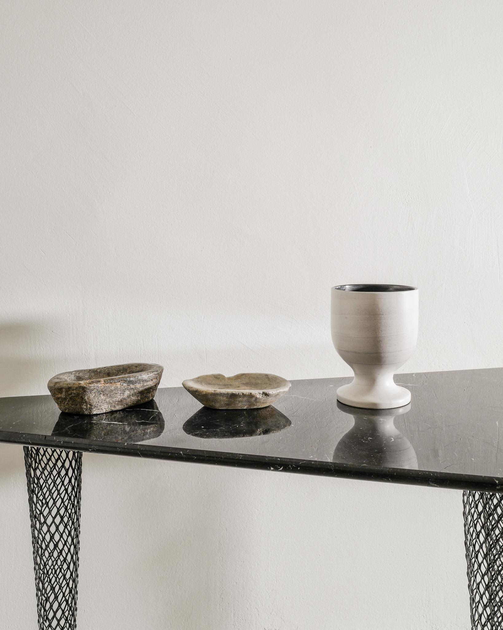 Coppia di piatti antichi svedesi decorativi asimmetrici con ciotole in pietra, 1800 In condizioni buone in vendita a Stockholm, SE