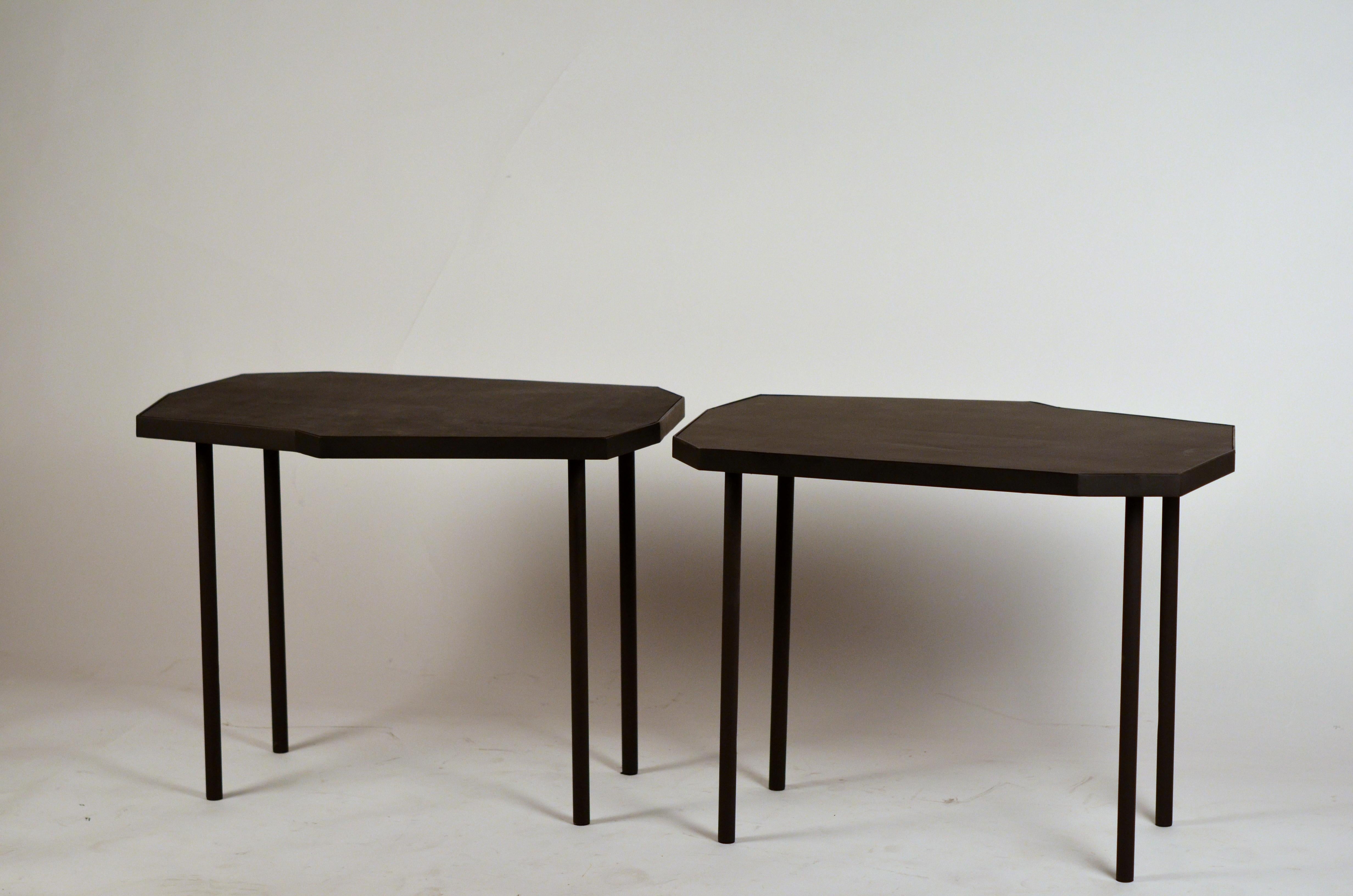 Paire de tables d'appoint asymétriques en cuir noir 'Décagone' de Design Frères.

Idéal à côté d'une paire de fauteuils.