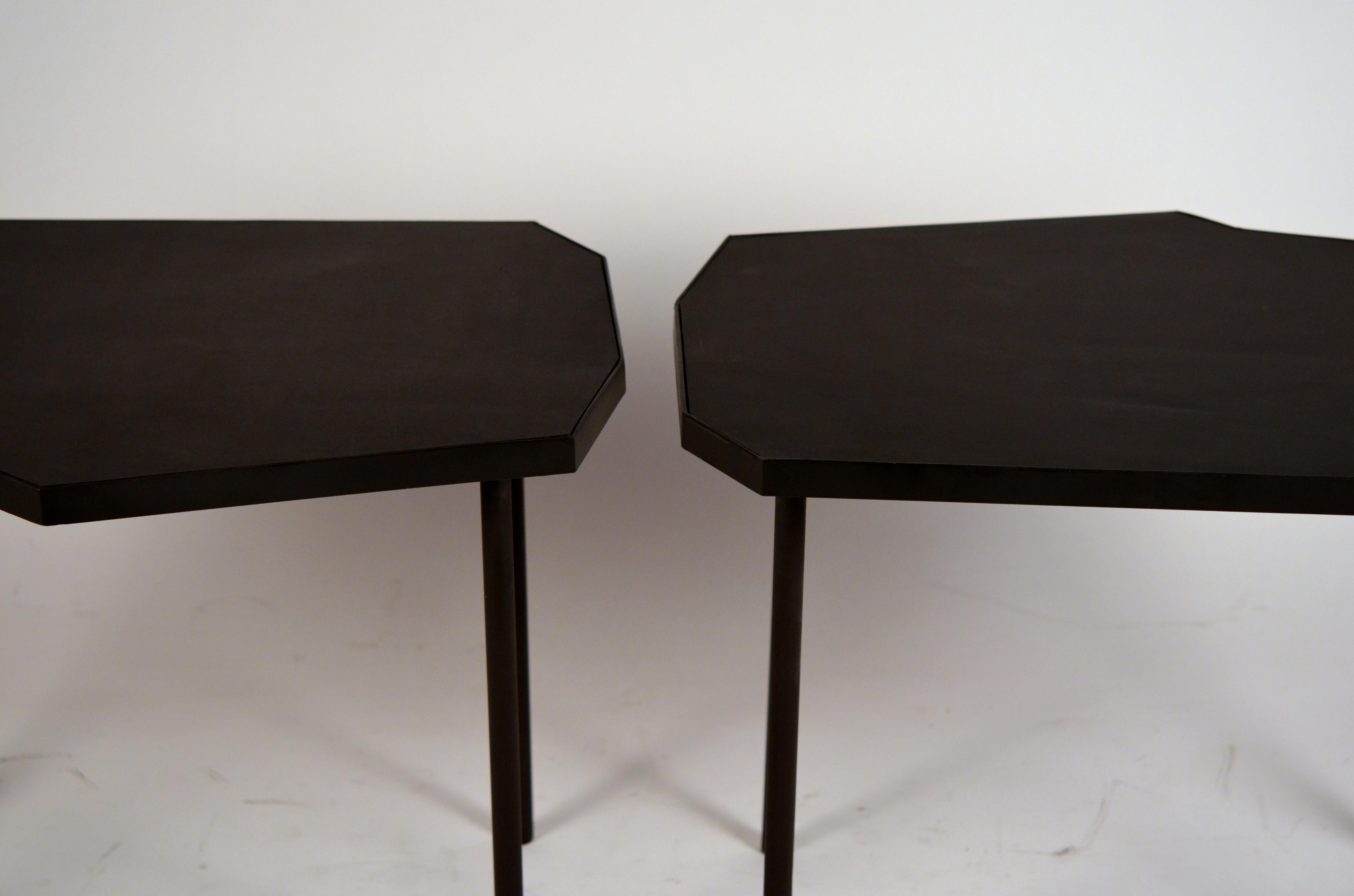 Paar asymmetrische Beistelltische 'Décagone' aus schwarzem Leder von Design Frères (Französisch) im Angebot
