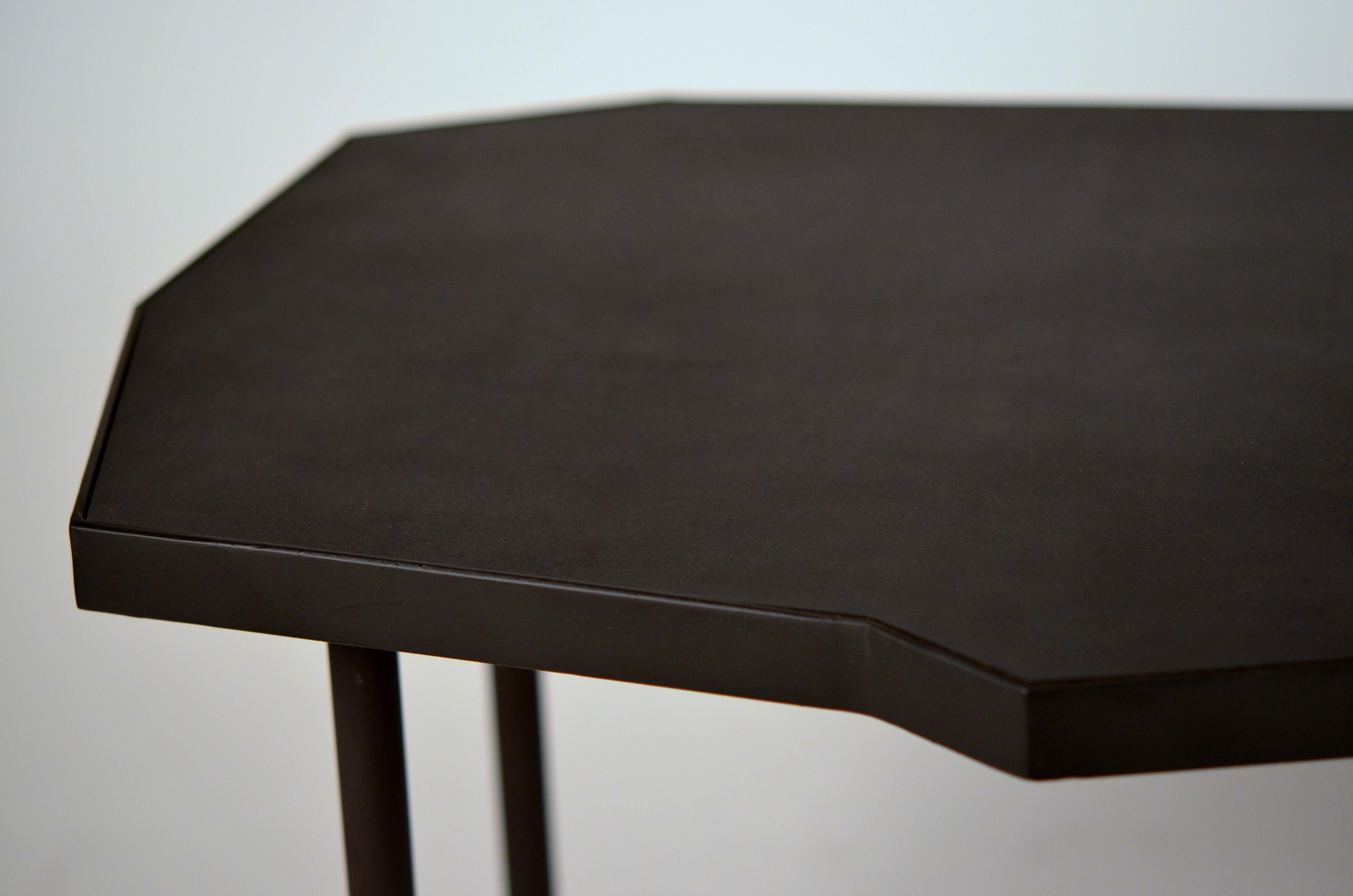 Paar asymmetrische Beistelltische 'Décagone' aus schwarzem Leder von Design Frères im Angebot 2