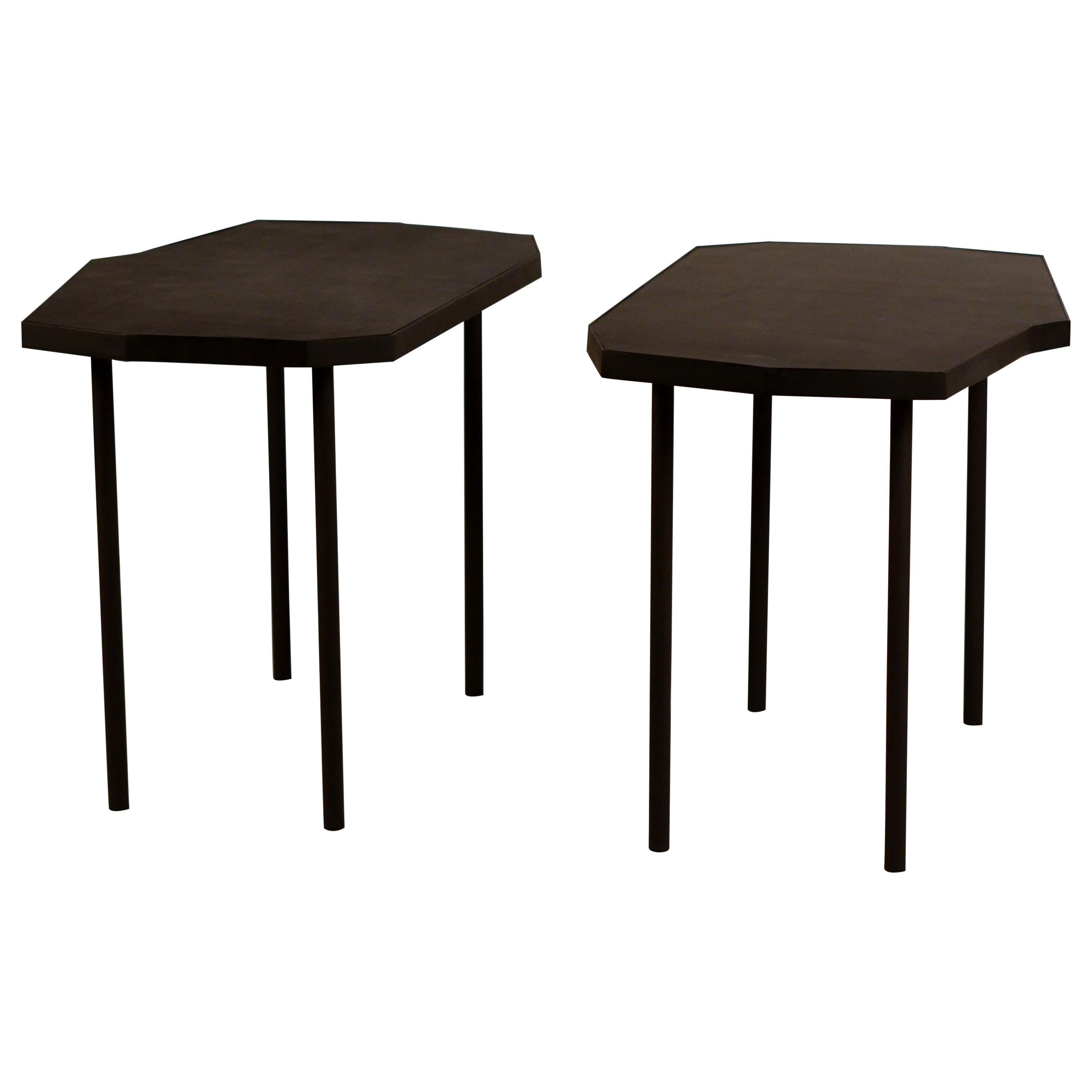 Paar asymmetrische 'Décagone' Beistelltische aus schwarzem Leder von Design Frères