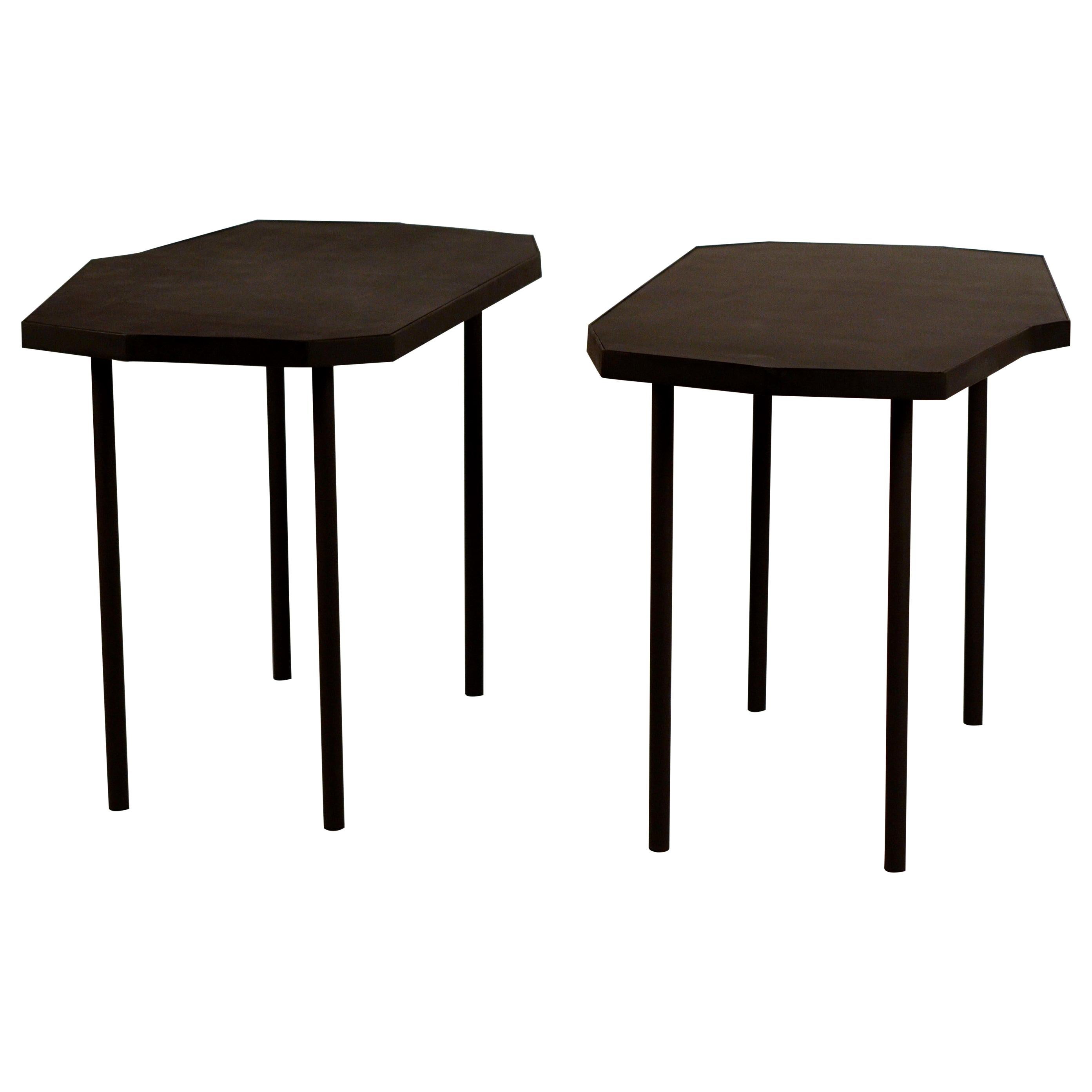Paire de tables d'appoint asymétriques en cuir noir "Dcagone" de Design Frres