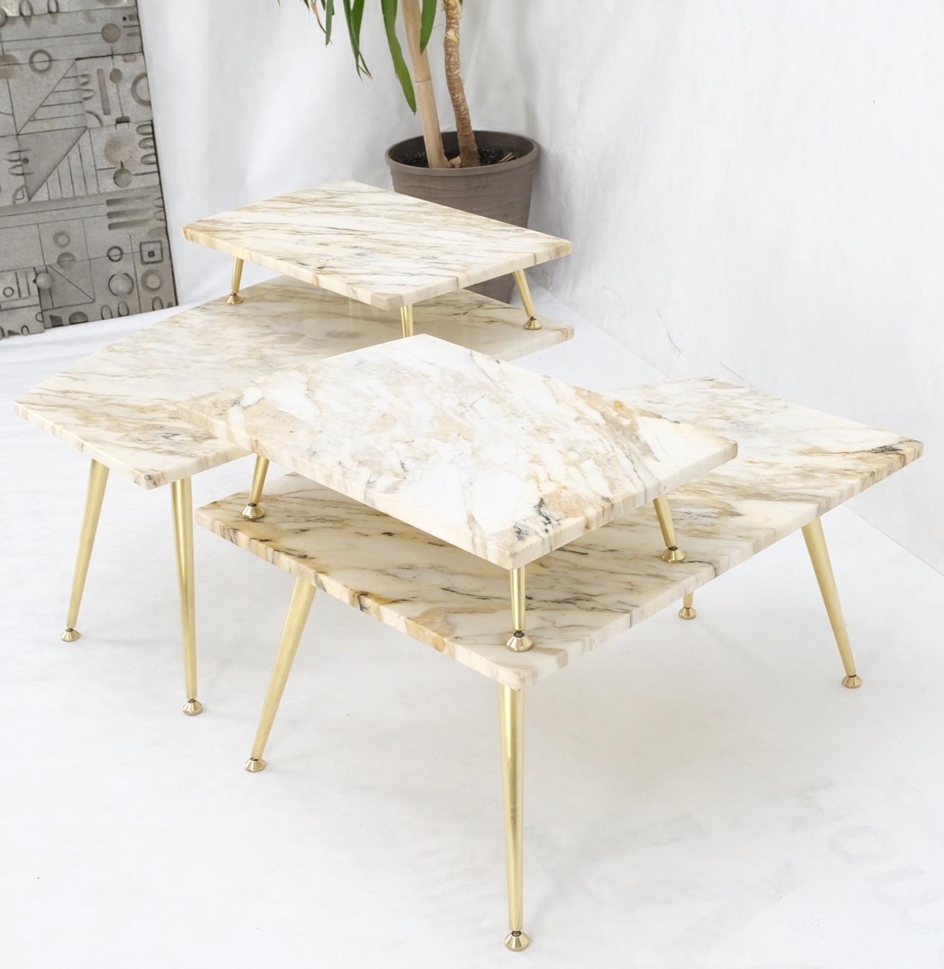 Paire de tables d'appoint asymétriques à deux niveaux avec plateau en marbre et pieds coniques en laiton en vente 2