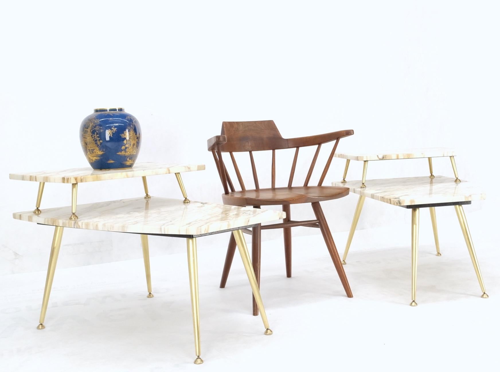 Paire de tables d'appoint asymétriques à deux niveaux avec plateau en marbre et pieds coniques en laiton en vente 6