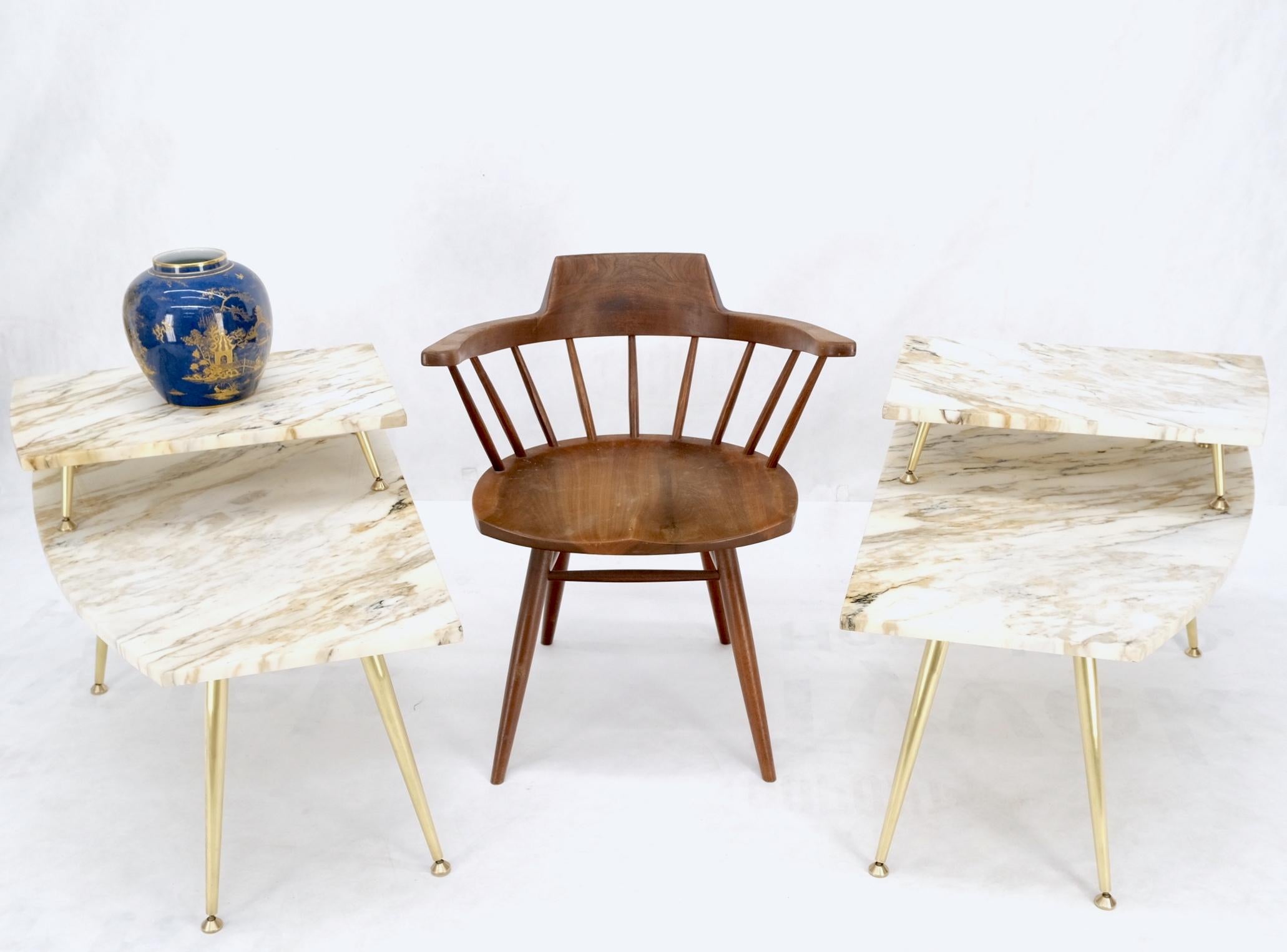 Paire de tables d'appoint asymétriques à deux niveaux avec plateau en marbre et pieds coniques en laiton en vente 8