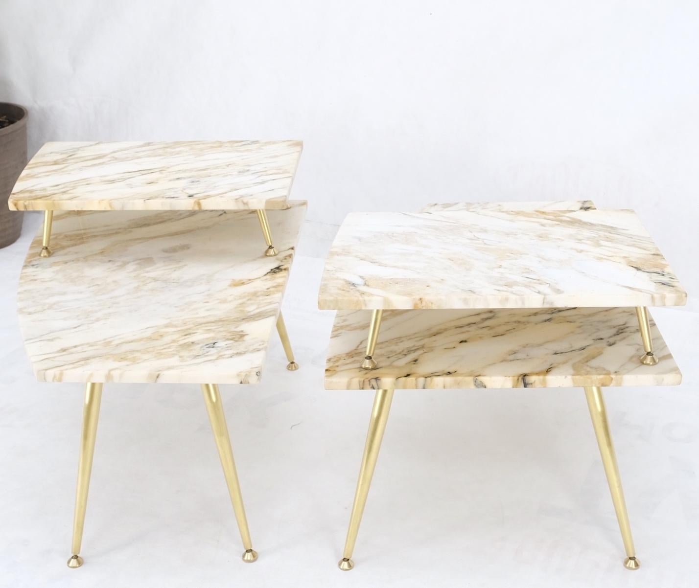 20ième siècle Paire de tables d'appoint asymétriques à deux niveaux avec plateau en marbre et pieds coniques en laiton en vente