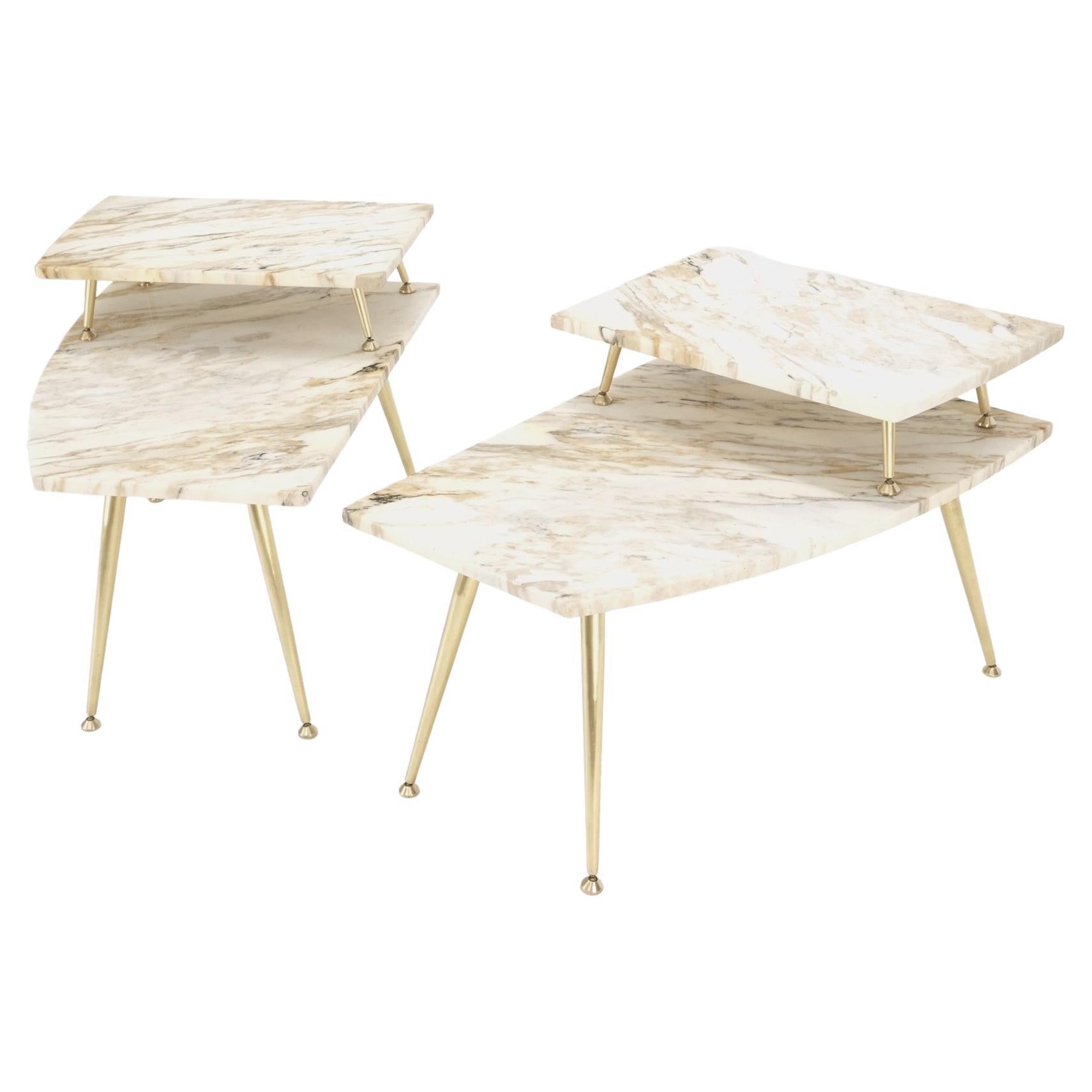 Paire de tables d'appoint asymétriques à deux niveaux avec plateau en marbre et pieds coniques en laiton en vente