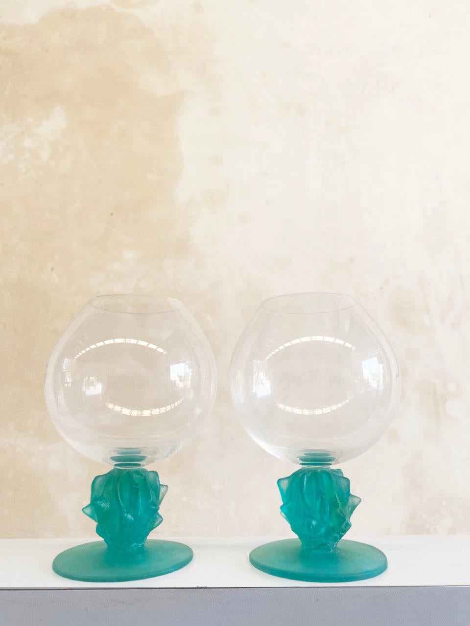 Un ensemble de 2 verres à cognac Daum Pâte-de-Verre Cactus
Conçu par Hilton McConnico, 20e siècle
Chacune est signée Hilton McConnico et porte l'inscription Daum France au revers.
Mesure : Hauteur 6 3/8 pouces.
Boîte d'origine.