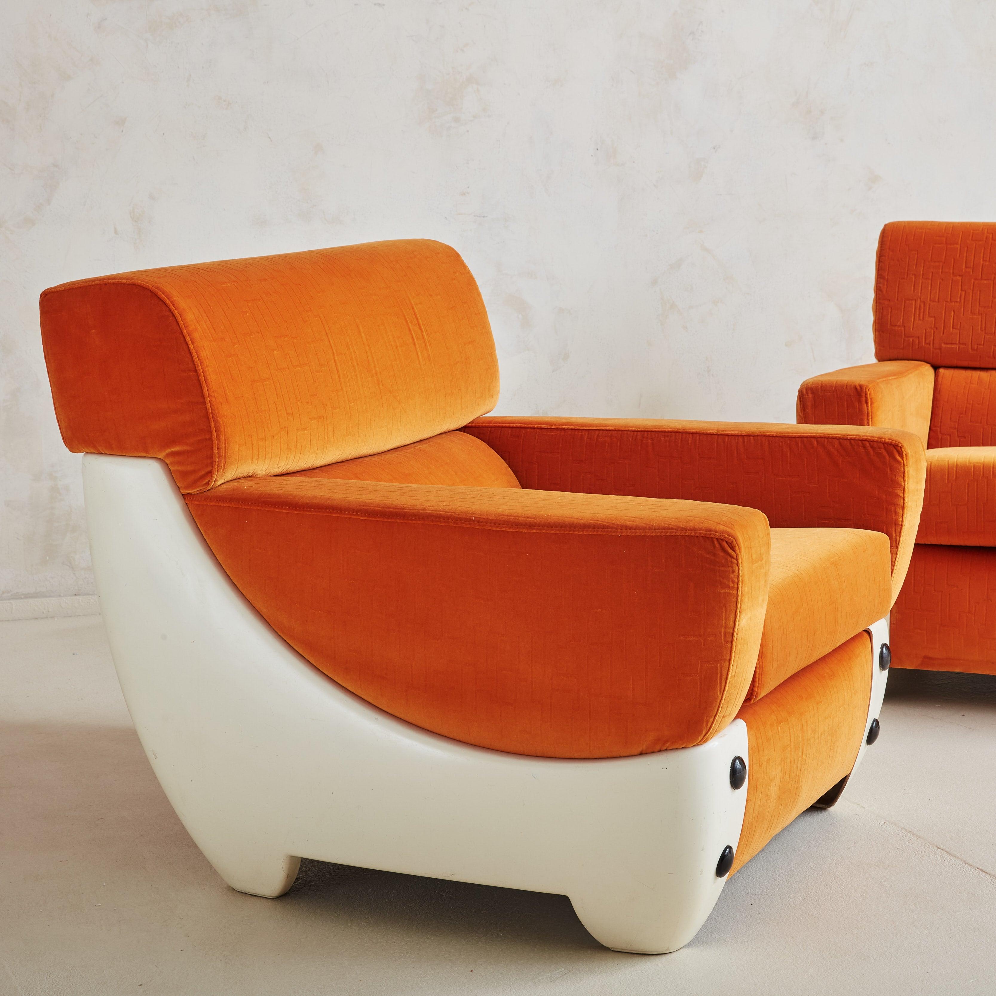 Italian Pair of Atomic Age Fiberglass Lounge Chairs in Original Orange Fabric, Italy For Sale