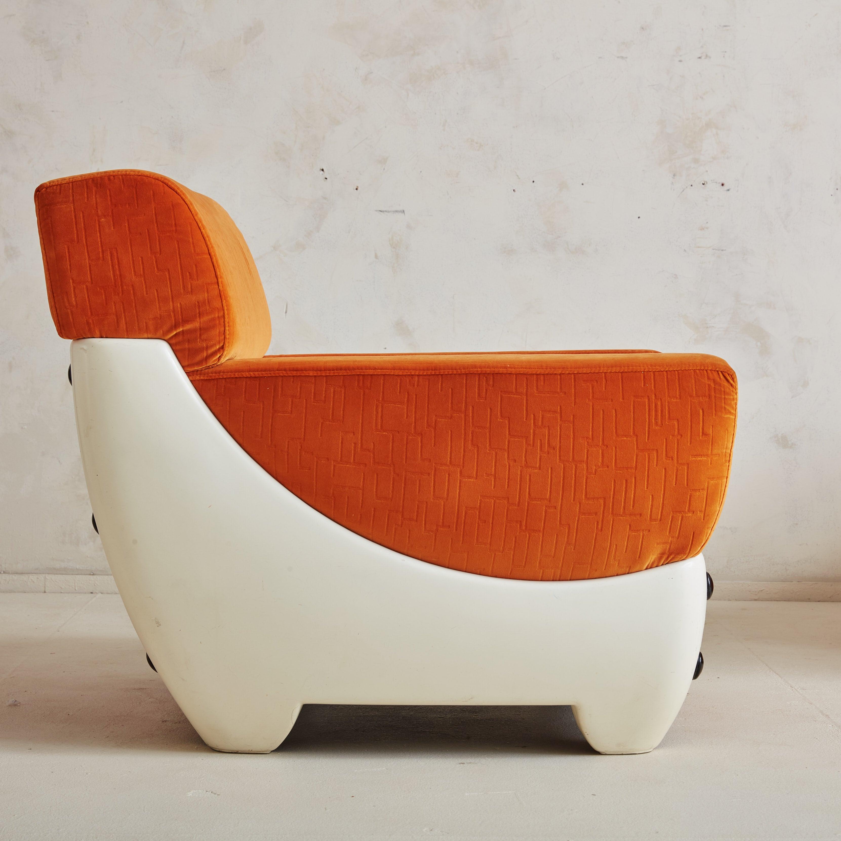Pair of Atomic Age Fiberglass Lounge Chairs in Original Orange Fabric, Italy In Good Condition For Sale In Chicago, IL
