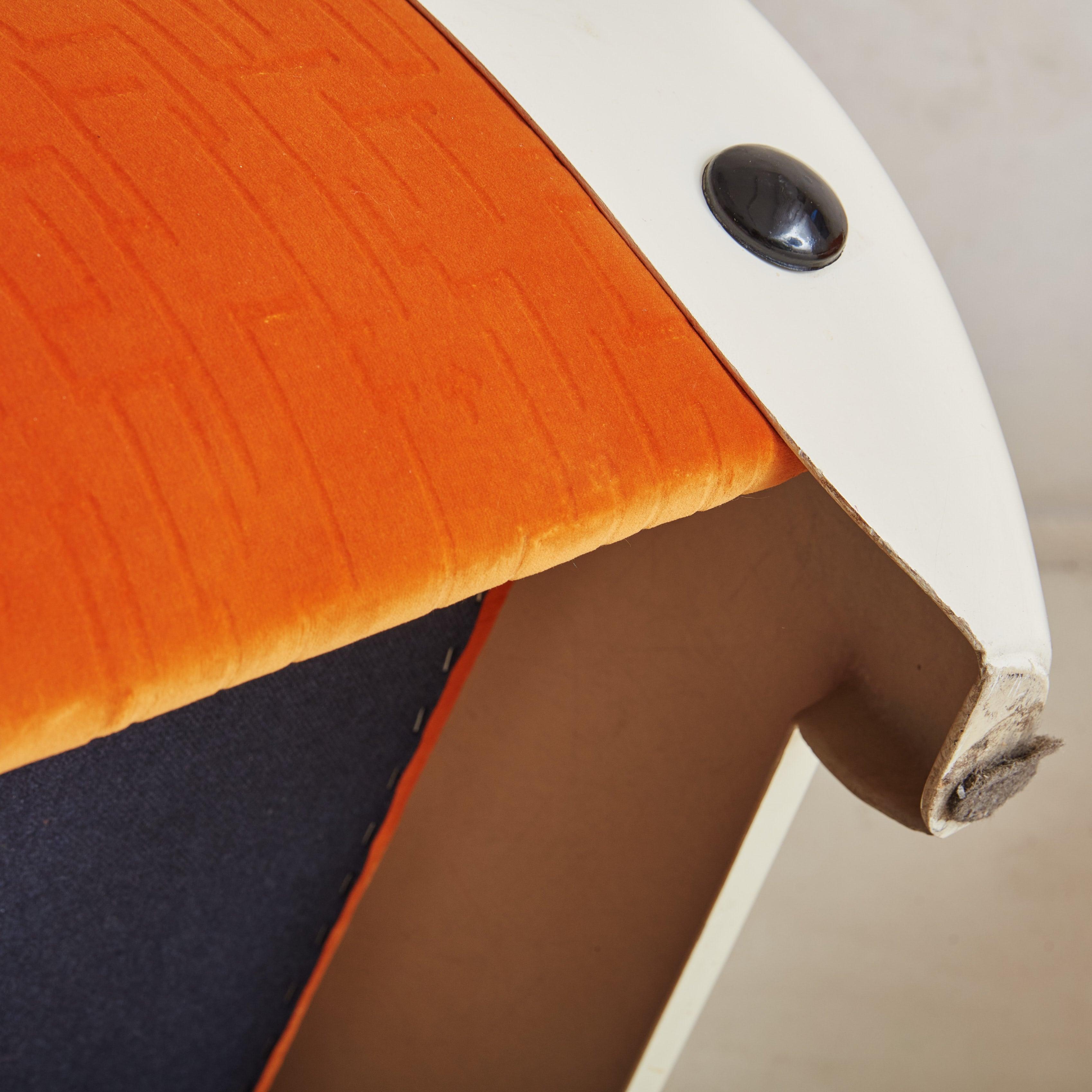 Pair of Atomic Age Fiberglass Lounge Chairs in Original Orange Fabric, Italy For Sale 3