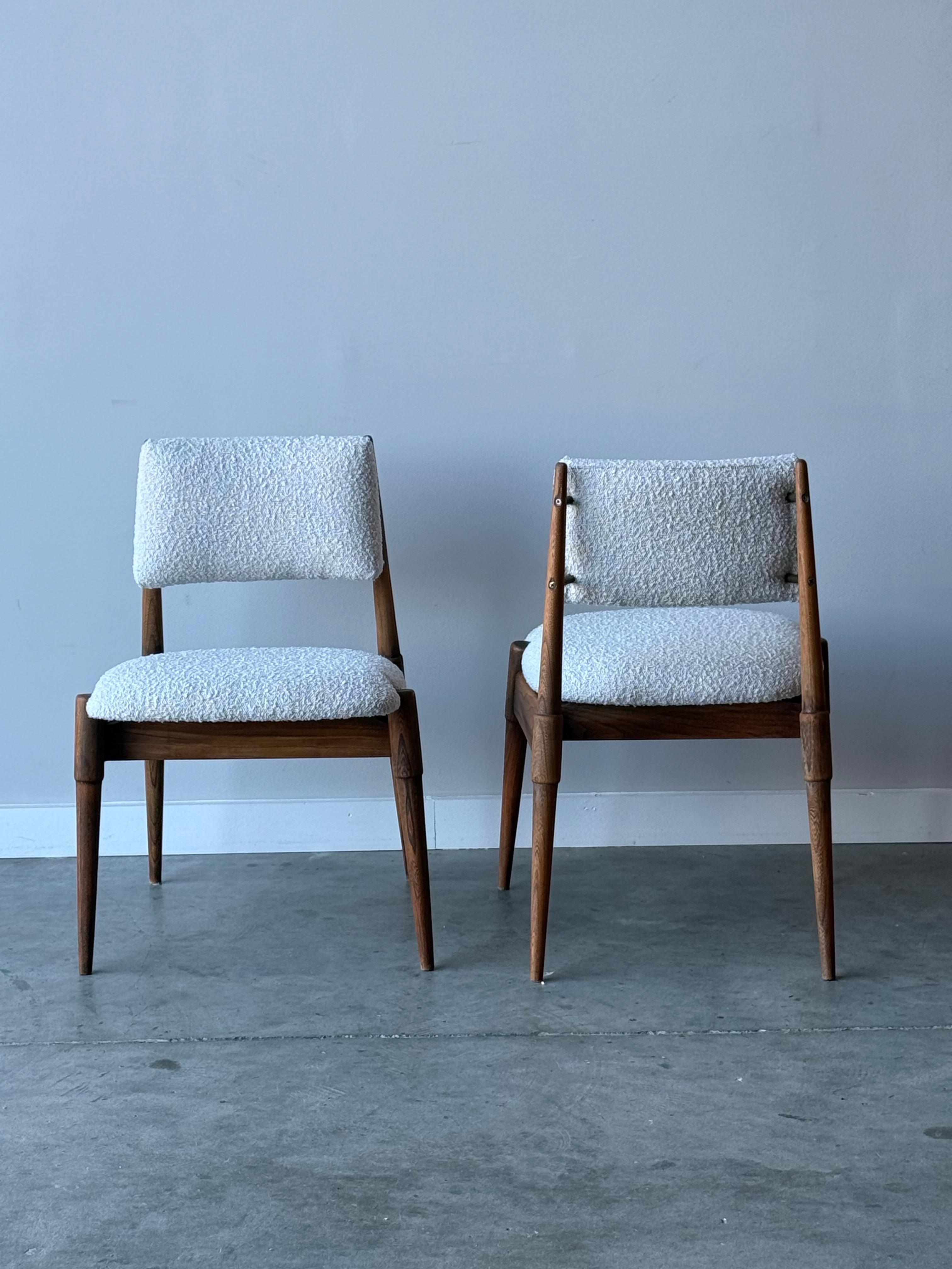 Américain Paire de chaises de l'ère atomique en bouclé - une paire en vente