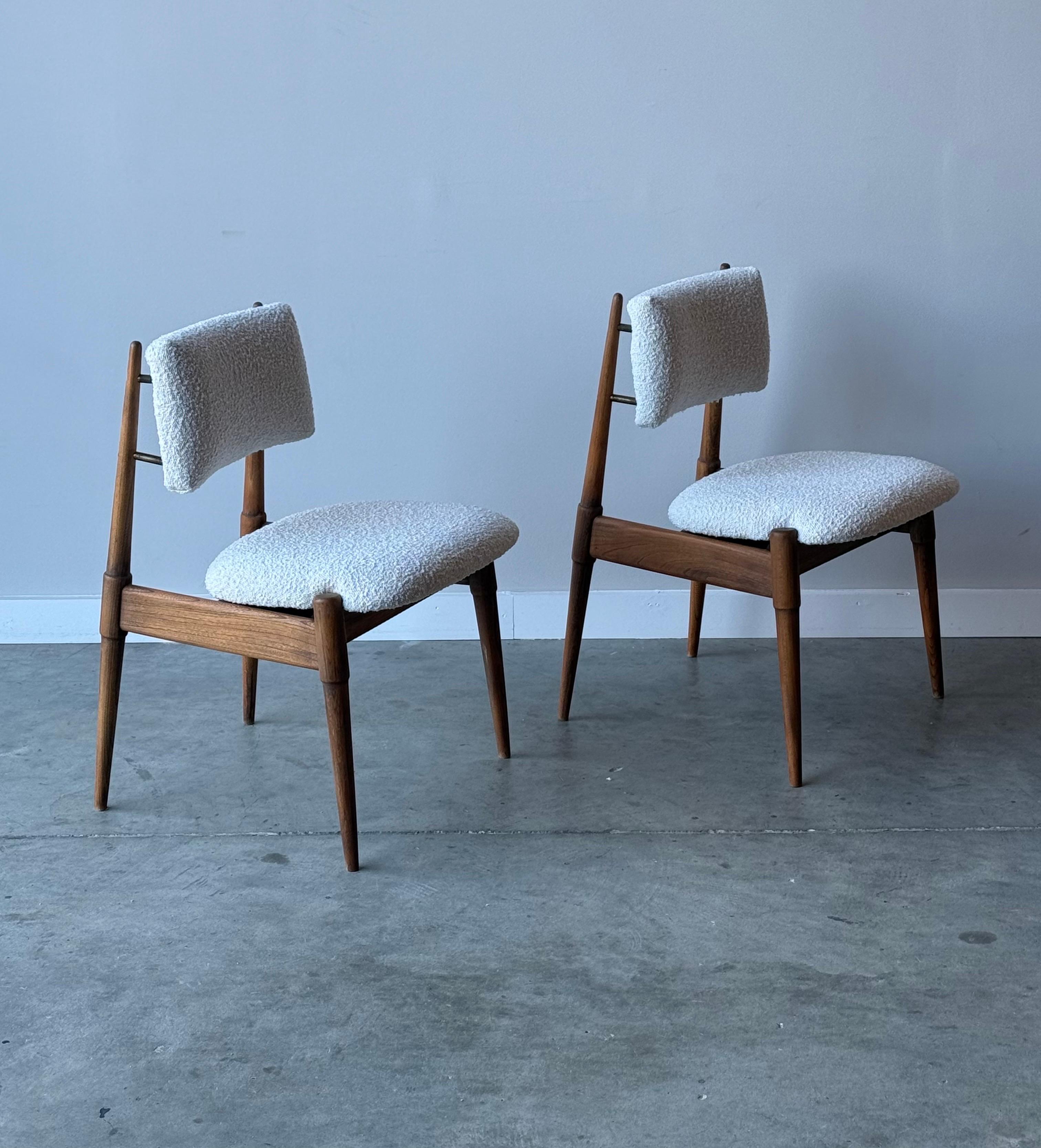 Milieu du XXe siècle Paire de chaises de l'ère atomique en bouclé - une paire en vente