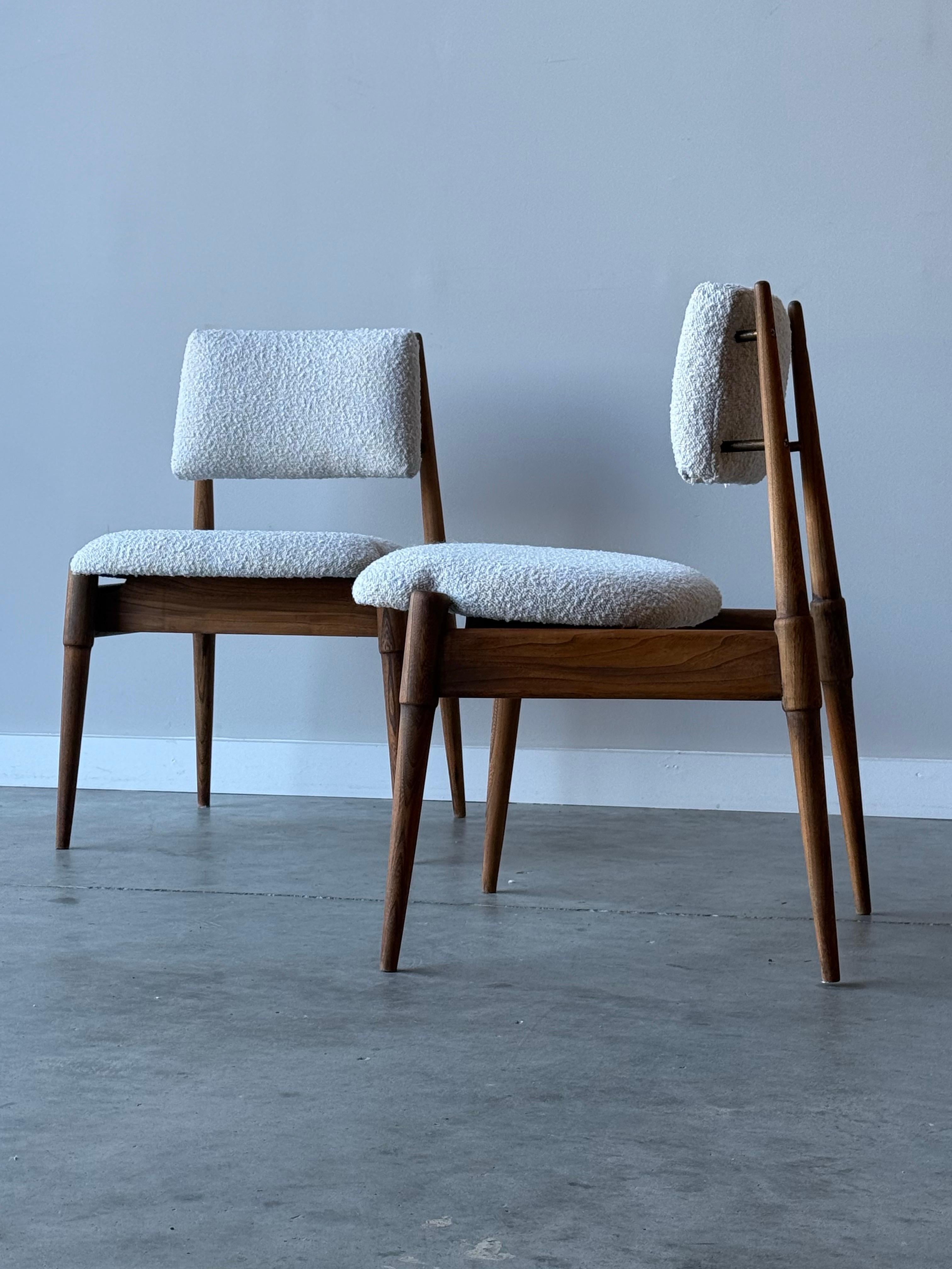 Laiton Paire de chaises de l'ère atomique en bouclé - une paire en vente