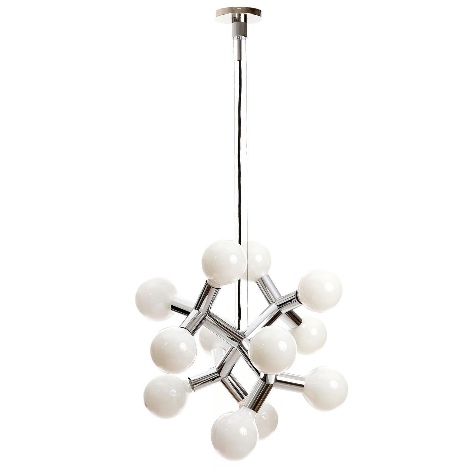 Una coppia di lampadari atomici a 12 bracci in cromo lucido o lampade a sospensione modello 'ATOMIC 12 HL' di J.T. Kalmar, Austria, prodotto a metà del secolo scorso, circa 1970 (fine anni '60 o inizio anni '70).  
Ogni lampadario ha 12 prese per