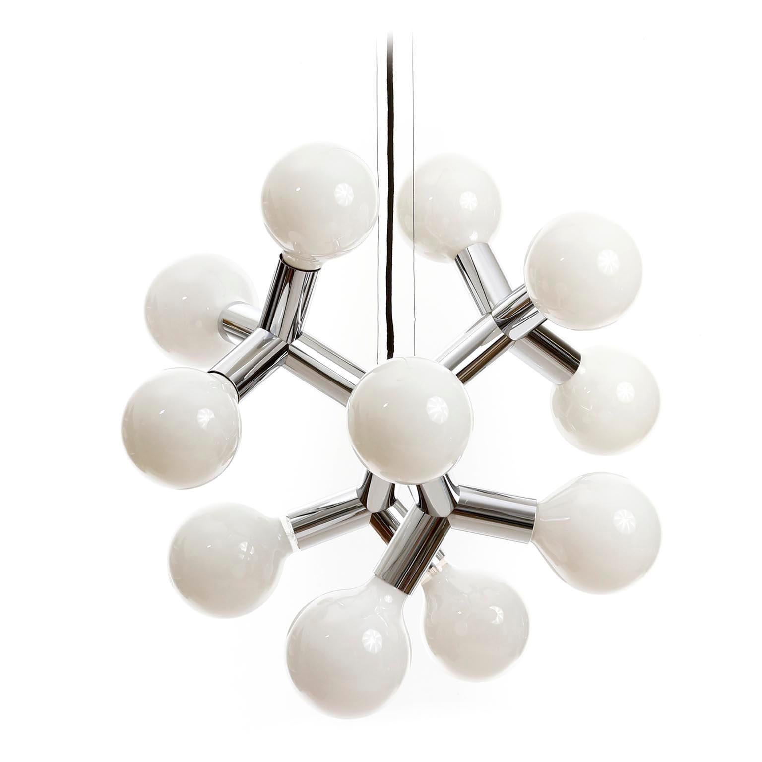 Lucidato Coppia di lampadari a sospensione Atomic Chandeliers di J.T. Kalmar, Cromo lucido, anni '70 in vendita