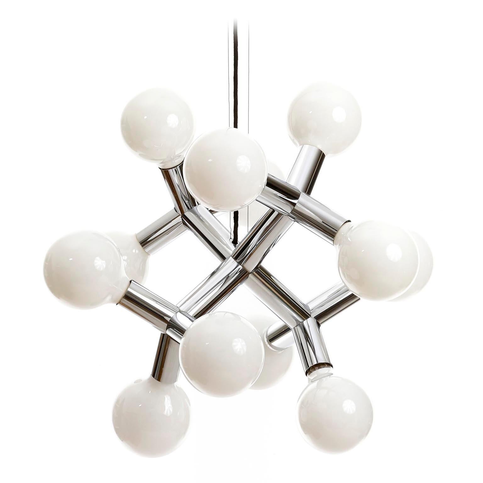 Coppia di lampadari a sospensione Atomic Chandeliers di J.T. Kalmar, Cromo lucido, anni '70 In condizioni buone in vendita a Hausmannstätten, AT