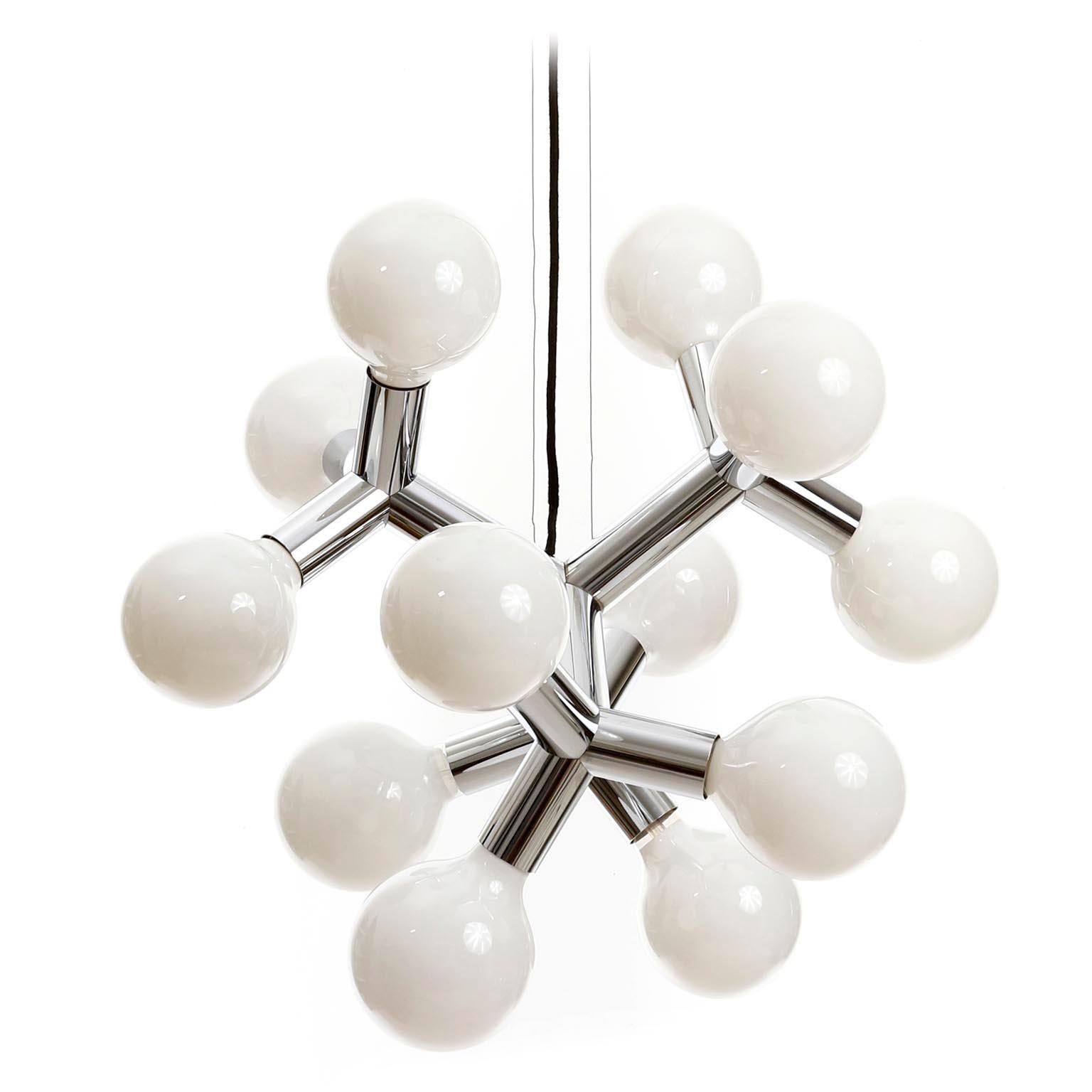 Fine XX secolo Coppia di lampadari a sospensione Atomic Chandeliers di J.T. Kalmar, Cromo lucido, anni '70 in vendita