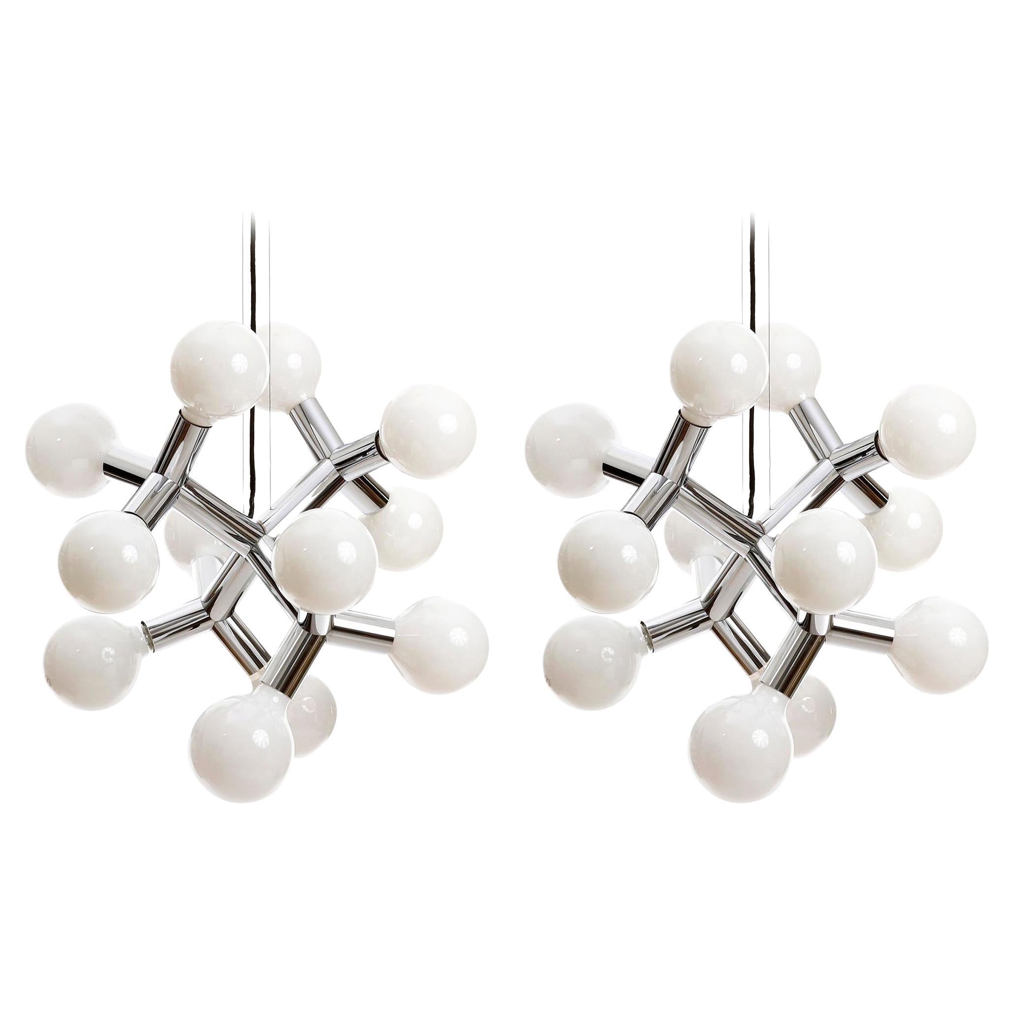 Coppia di lampadari a sospensione Atomic Chandeliers di J.T. Kalmar, Cromo lucido, anni 
70 in vendita