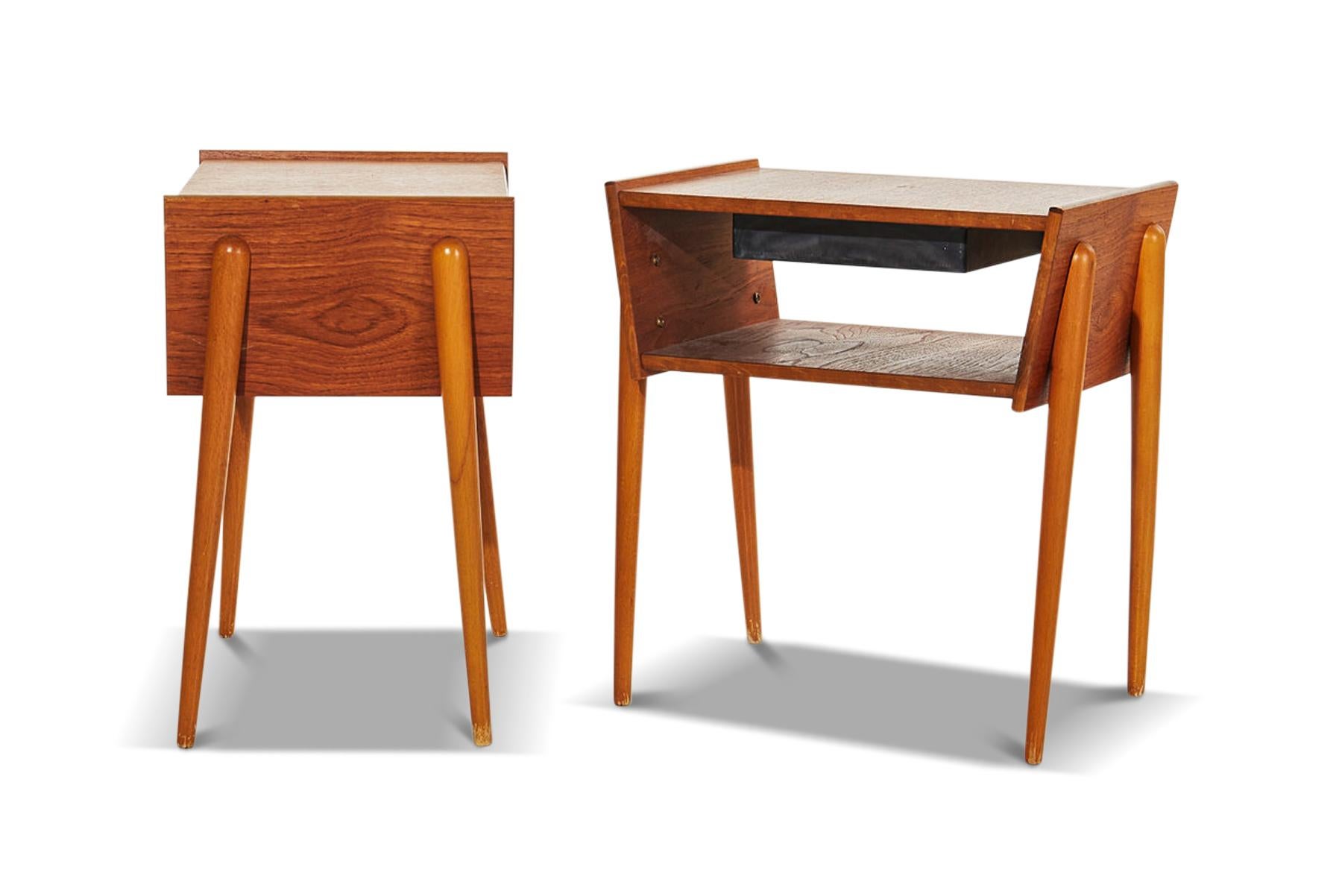 Mid-Century Modern Pair of Atomic Teak Nightstands with Single Drawer For Sale
