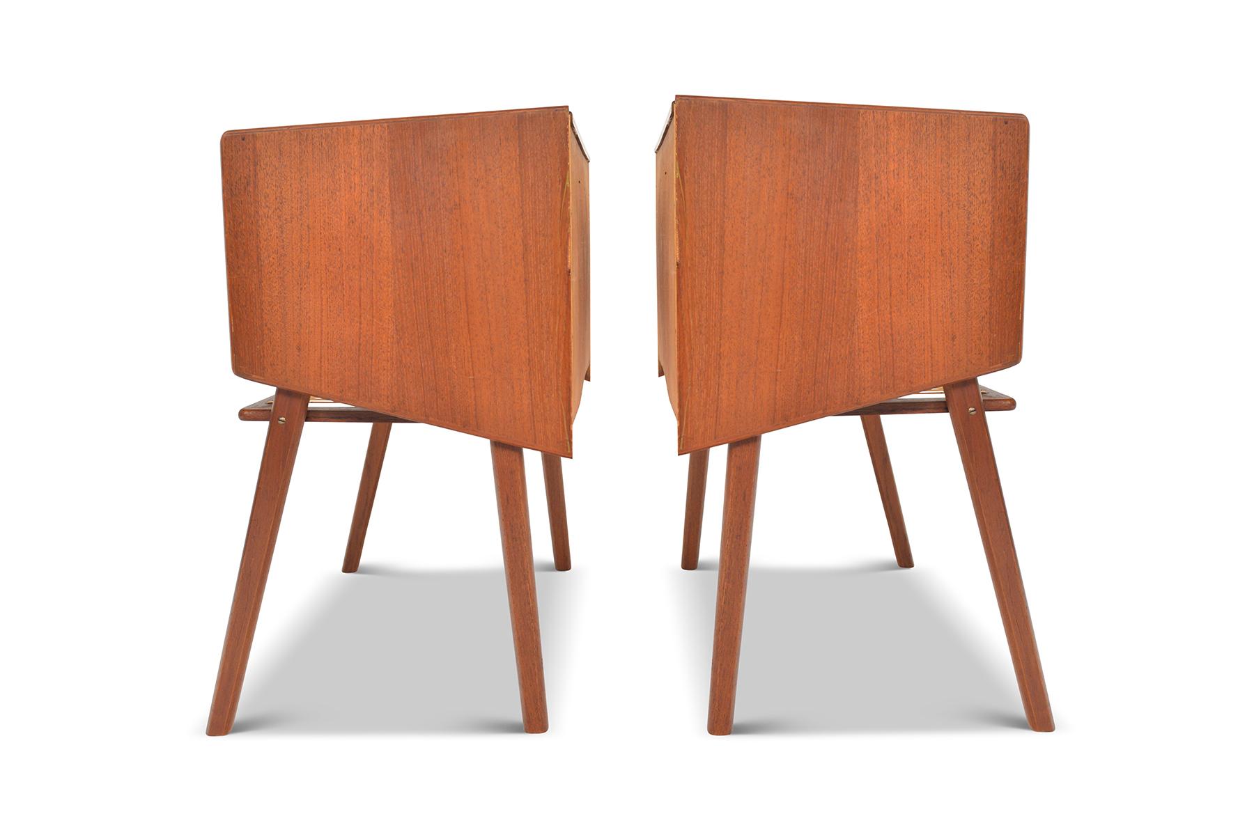 Pair Of Atomic Teak Nightstands With Wire Racks In Good Condition In Berkeley, CA