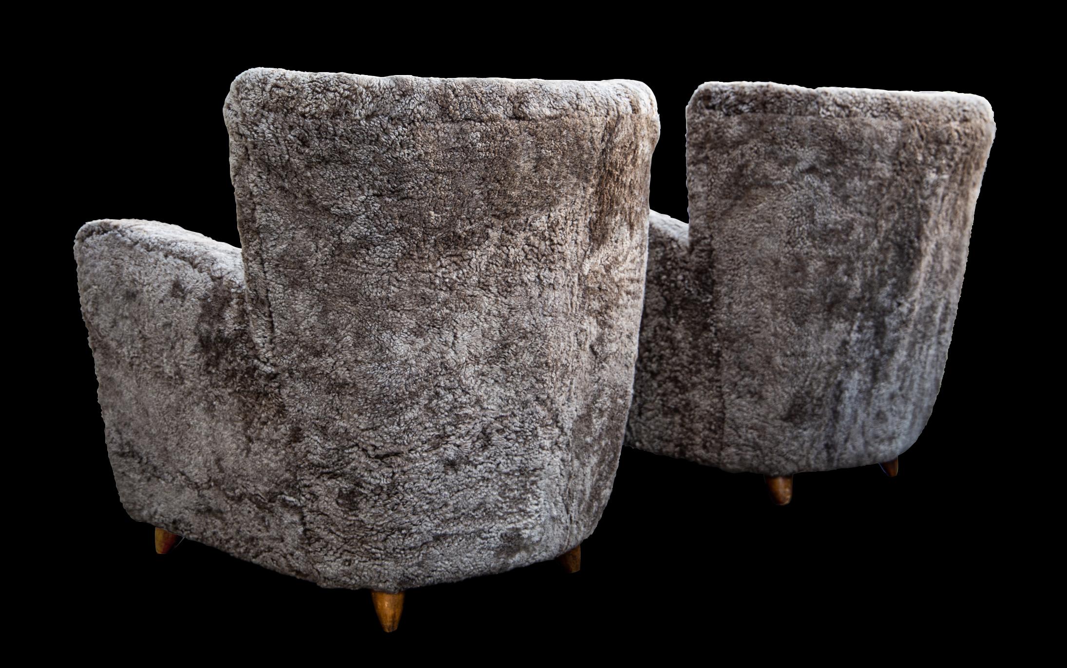 Pair of Attributed Guglielmo Ulrich Walnut and Merino Sheepskin Armchairs C1940 In Good Condition In London, GB
