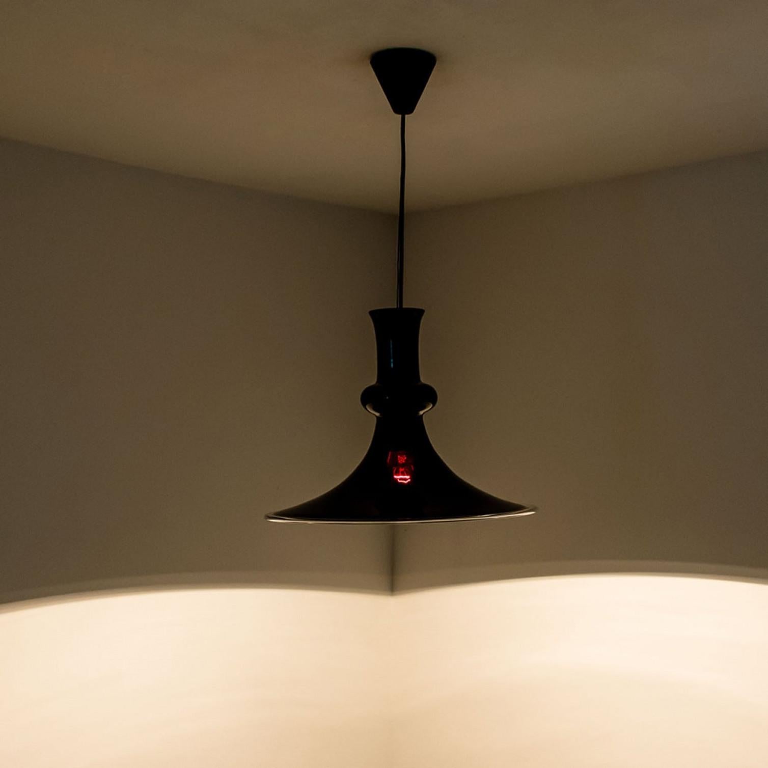 Paire de lampes suspendues Aubergine Holmegaard, 1970 en vente 3