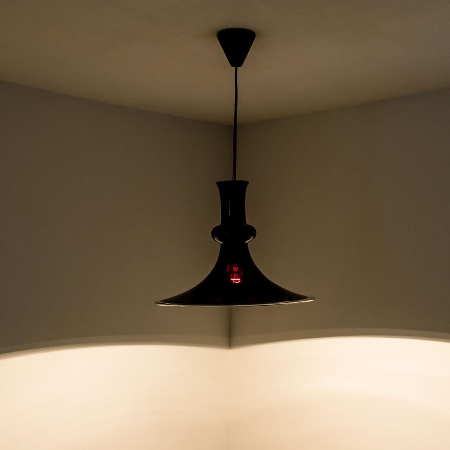 Coppia di lampade a sospensione Holmegaard color melanzana, 1970 in vendita 3