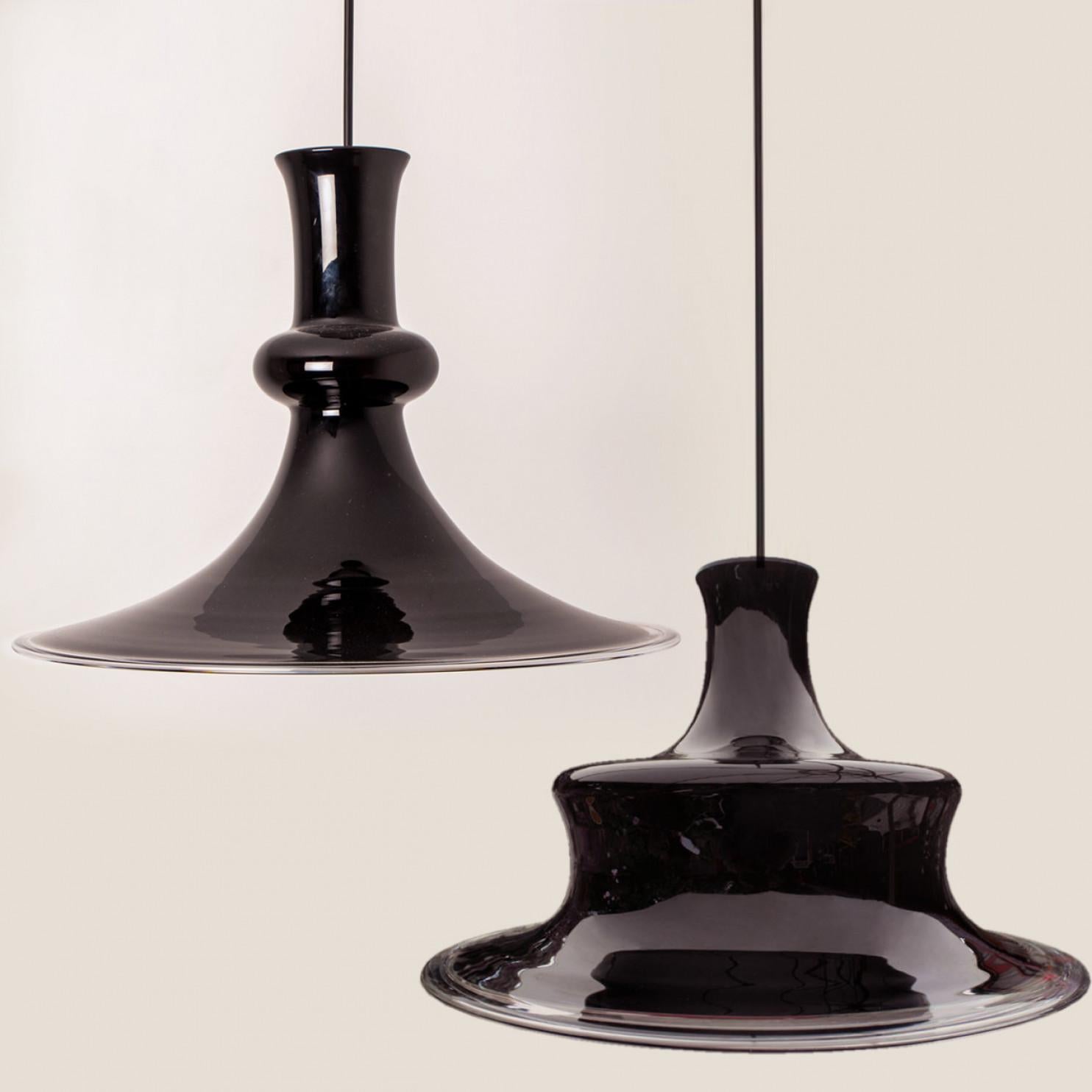 Coppia di lampade a sospensione Holmegaard color melanzana, 1970 in vendita 5
