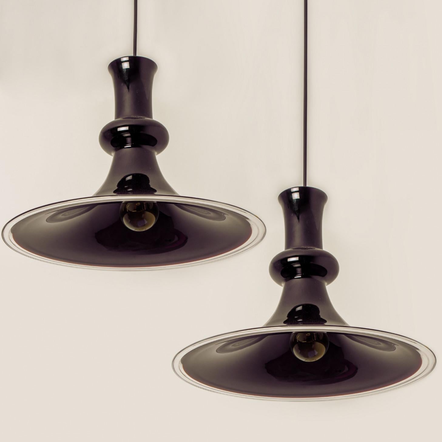 Coppia di lampade a sospensione Holmegaard color melanzana, 1970 in vendita 7
