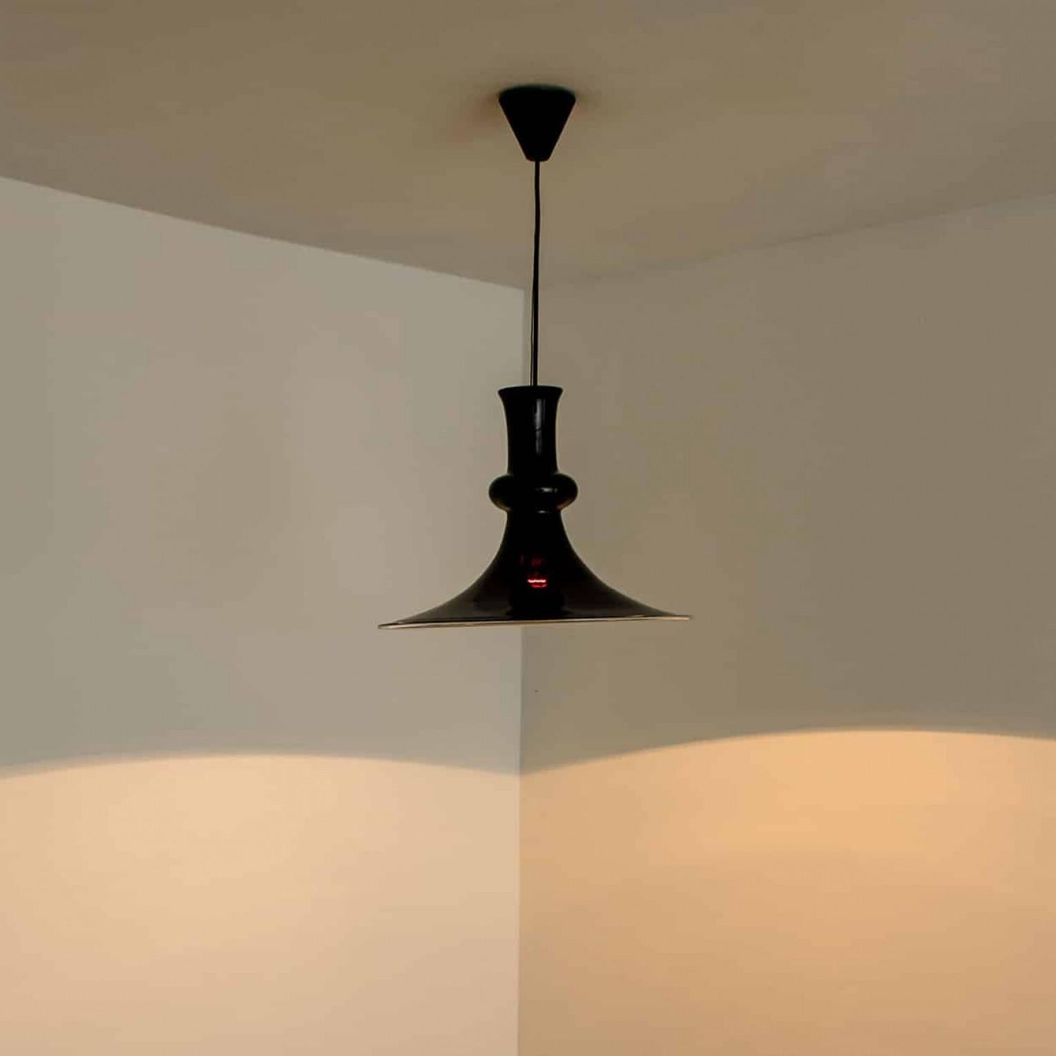 Autre Paire de lampes suspendues Aubergine Holmegaard, 1970 en vente