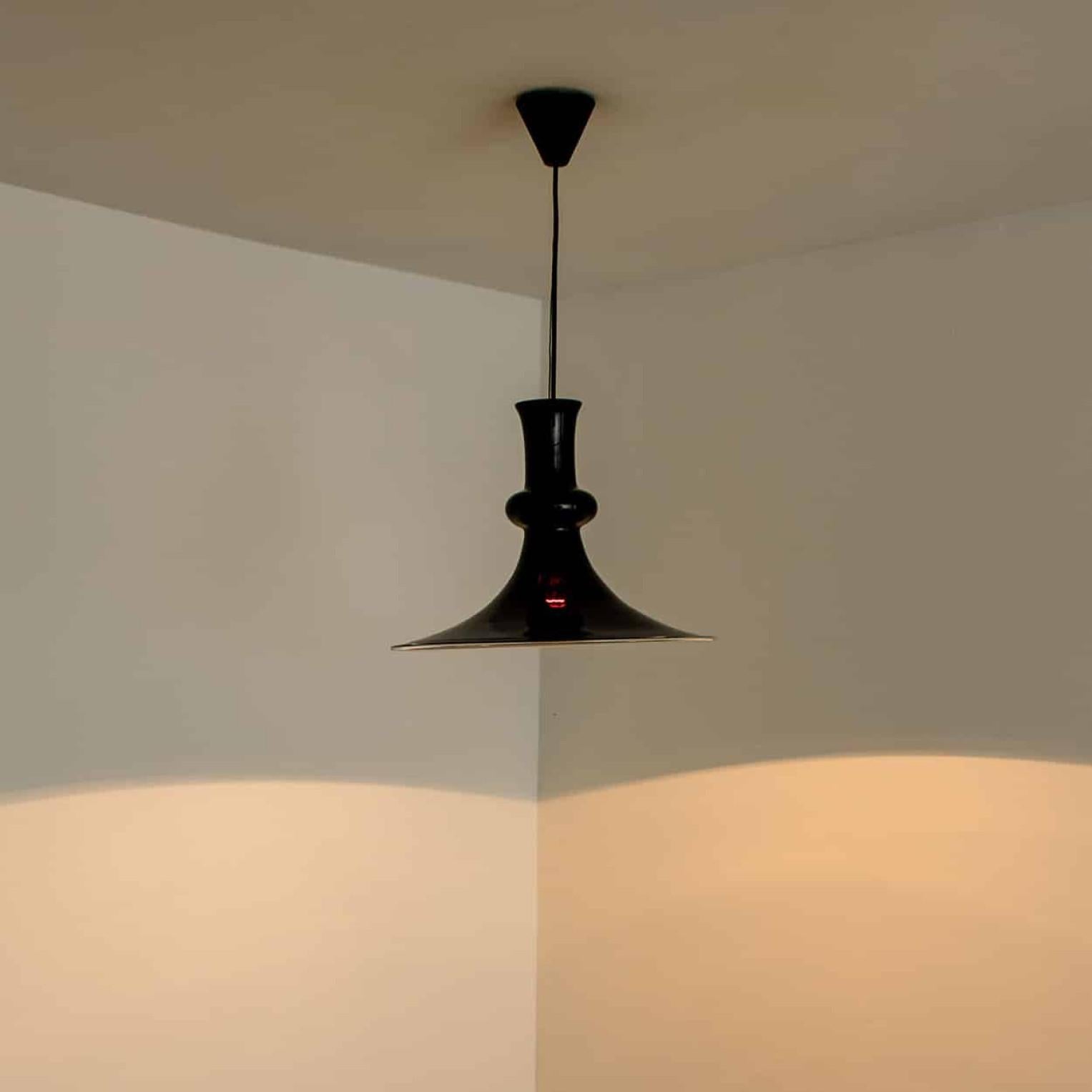 Altro Coppia di lampade a sospensione Holmegaard color melanzana, 1970 in vendita