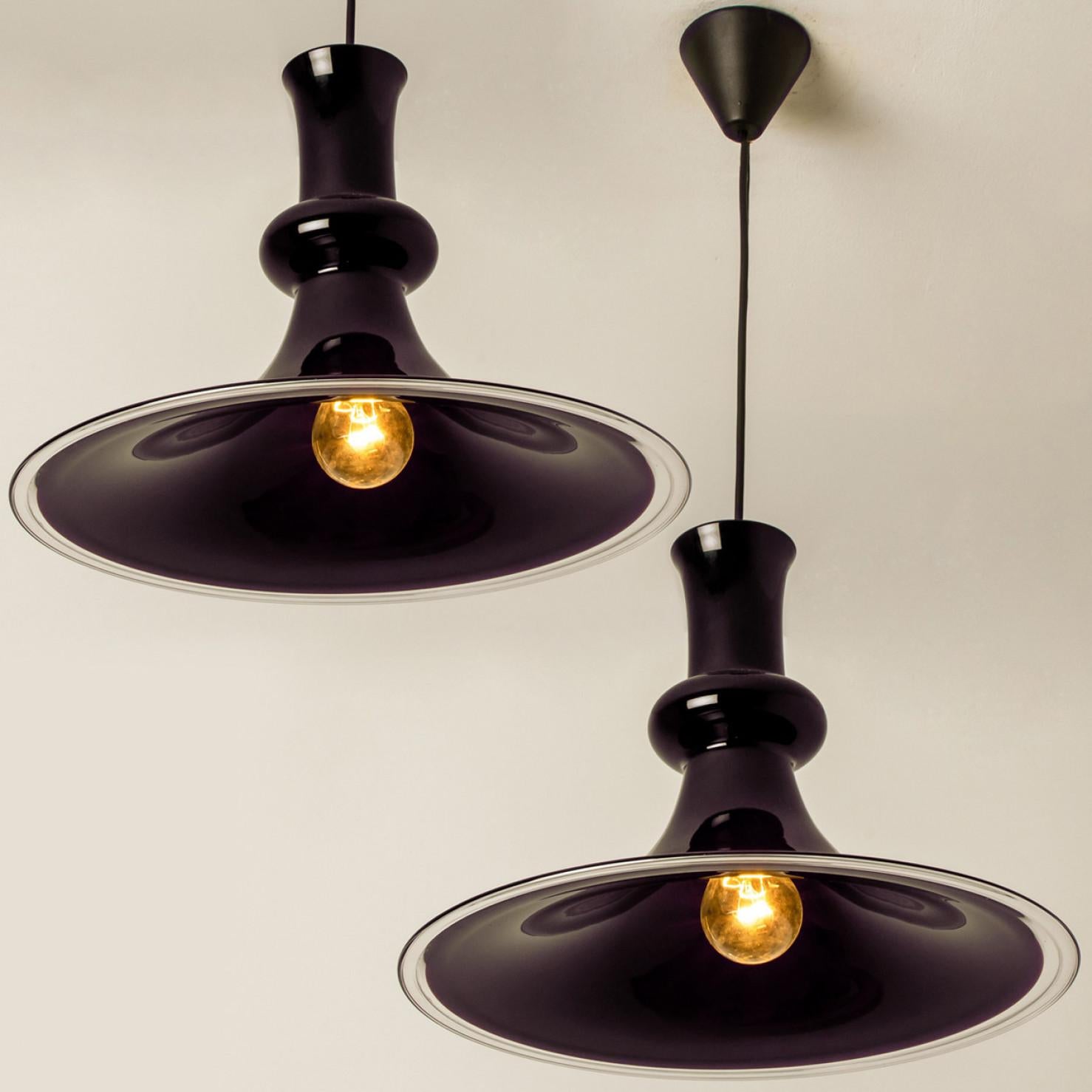 Coppia di lampade a sospensione Holmegaard color melanzana, 1970 In condizioni buone in vendita a Rijssen, NL