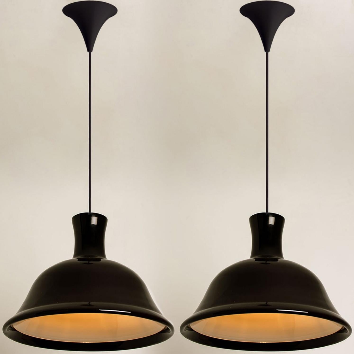 Pareja de lámparas colgantes Holmegaard en berenjena de Michael Bang, 1970 en venta 3
