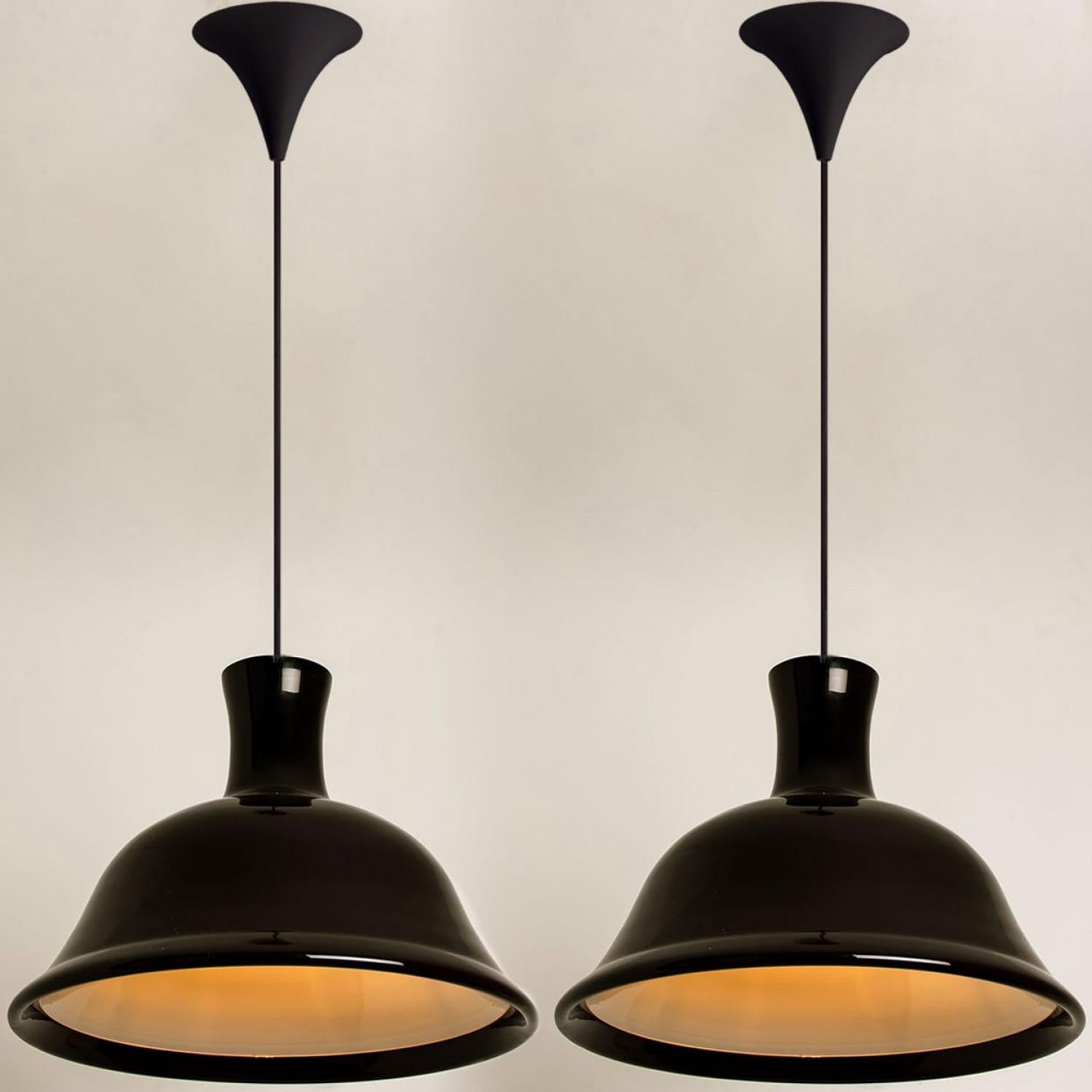 Pareja de lámparas colgantes Holmegaard en berenjena de Michael Bang, 1970 en venta 3